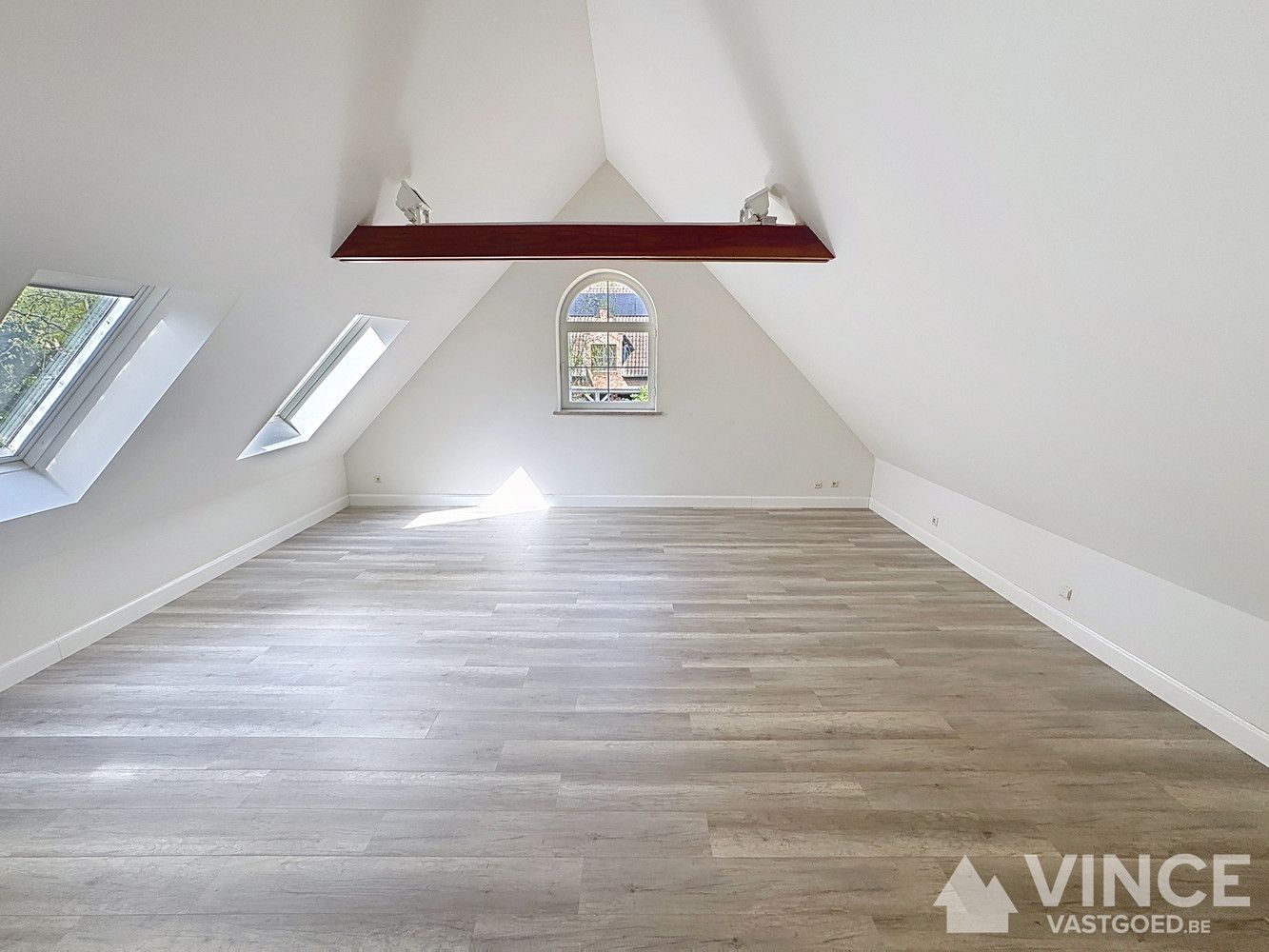 Prachtige villa in een rustige straat, omringd door groen foto 25