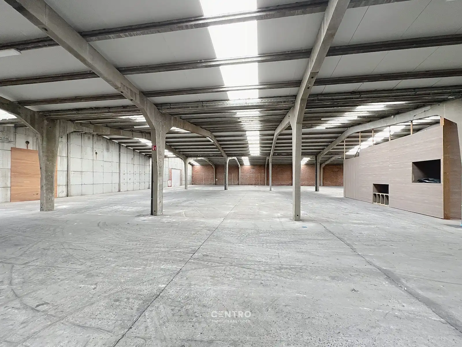 Magazijn van 2.400 m², extra parking en geïntegreerde kantoorruimte in nabijheid van vele baanwinkels vlak bij de RING van Poperinge ! foto 18
