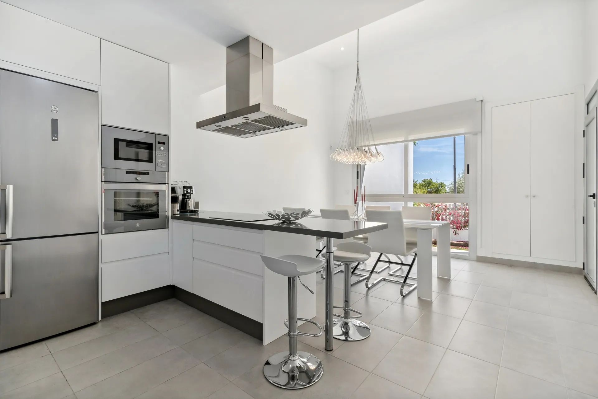 Luxe moderne villa - volledig gemeubileerd, met kelder. Mis deze kans niet! foto 9