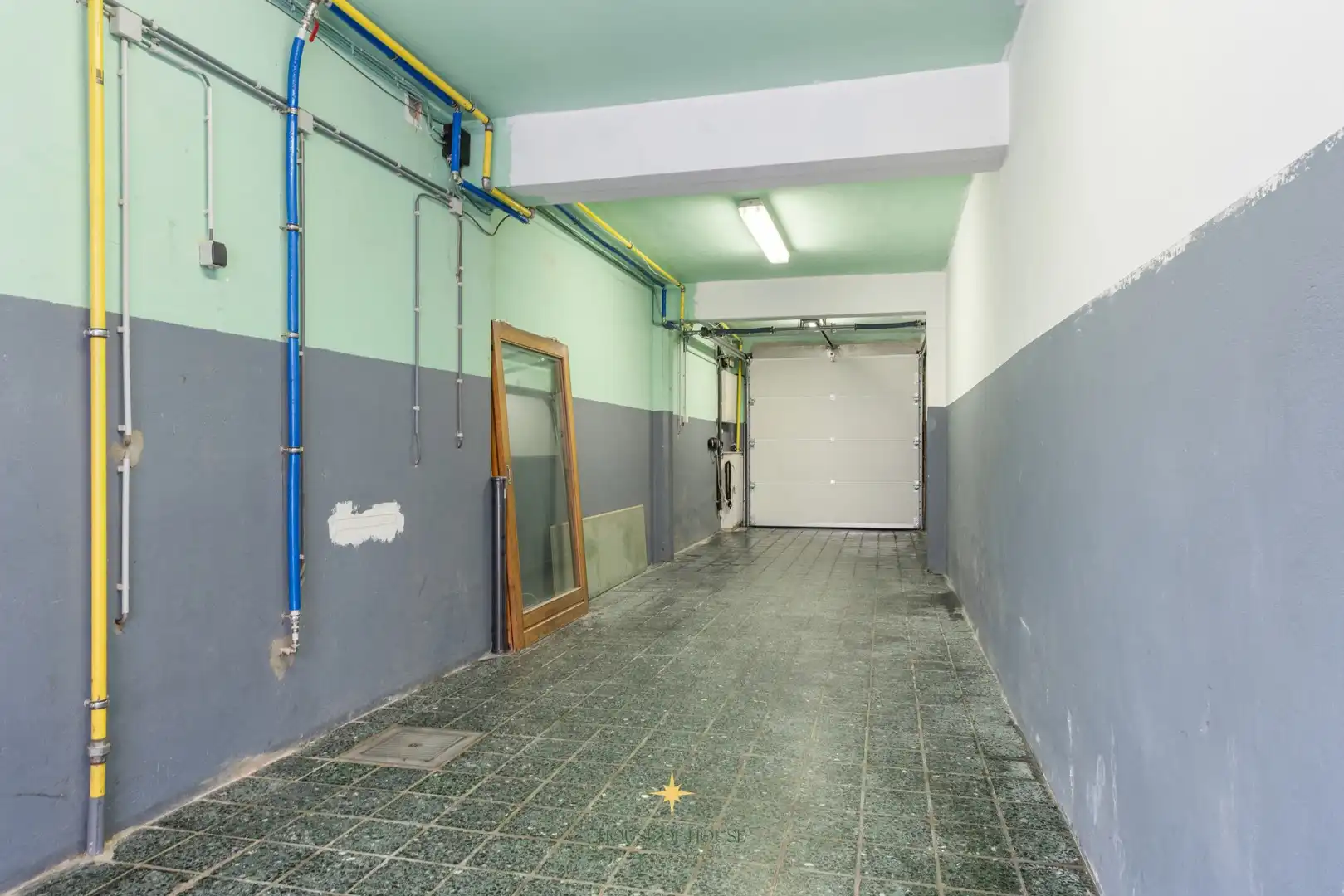 Totaal renovatieproject - woning met garage én achterligggende loods foto 17