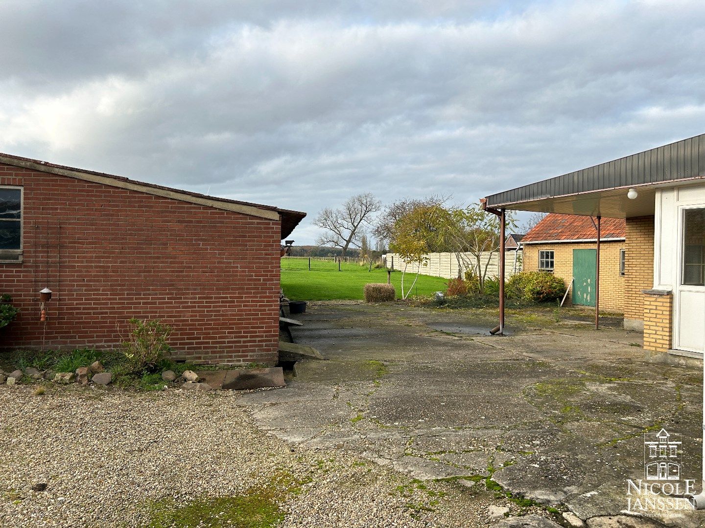 Te renoveren ruime hoevewoning met stallingen en grond foto 17