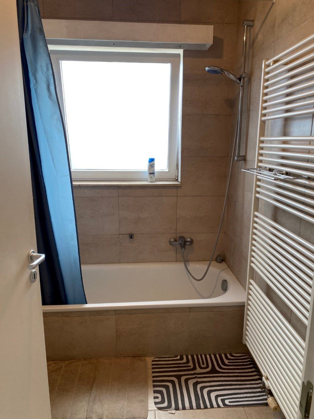 Eigentijds appartement met  autostaanplaats en kelder. Geen vaste kosten. foto 8