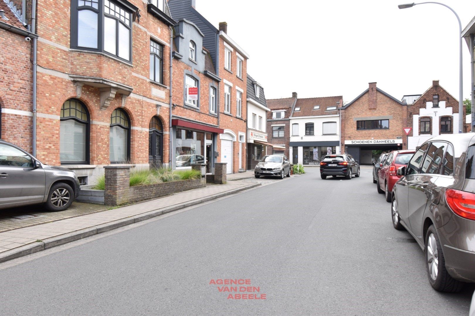 Te renoveren woning met commerciële ruimte en 3 slaapkamers  foto 2