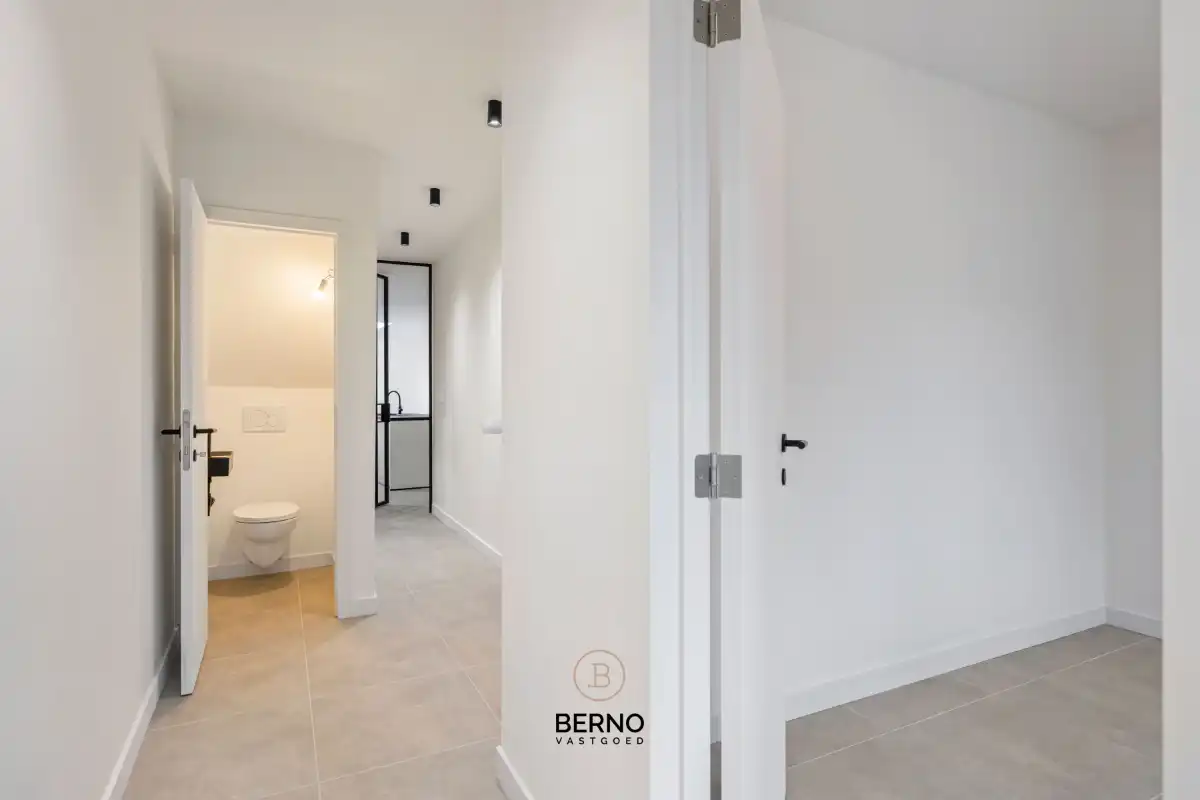 Prachtige (ver)nieuwbouw met autostaanplaats vlakbij de 'Heide' foto 2