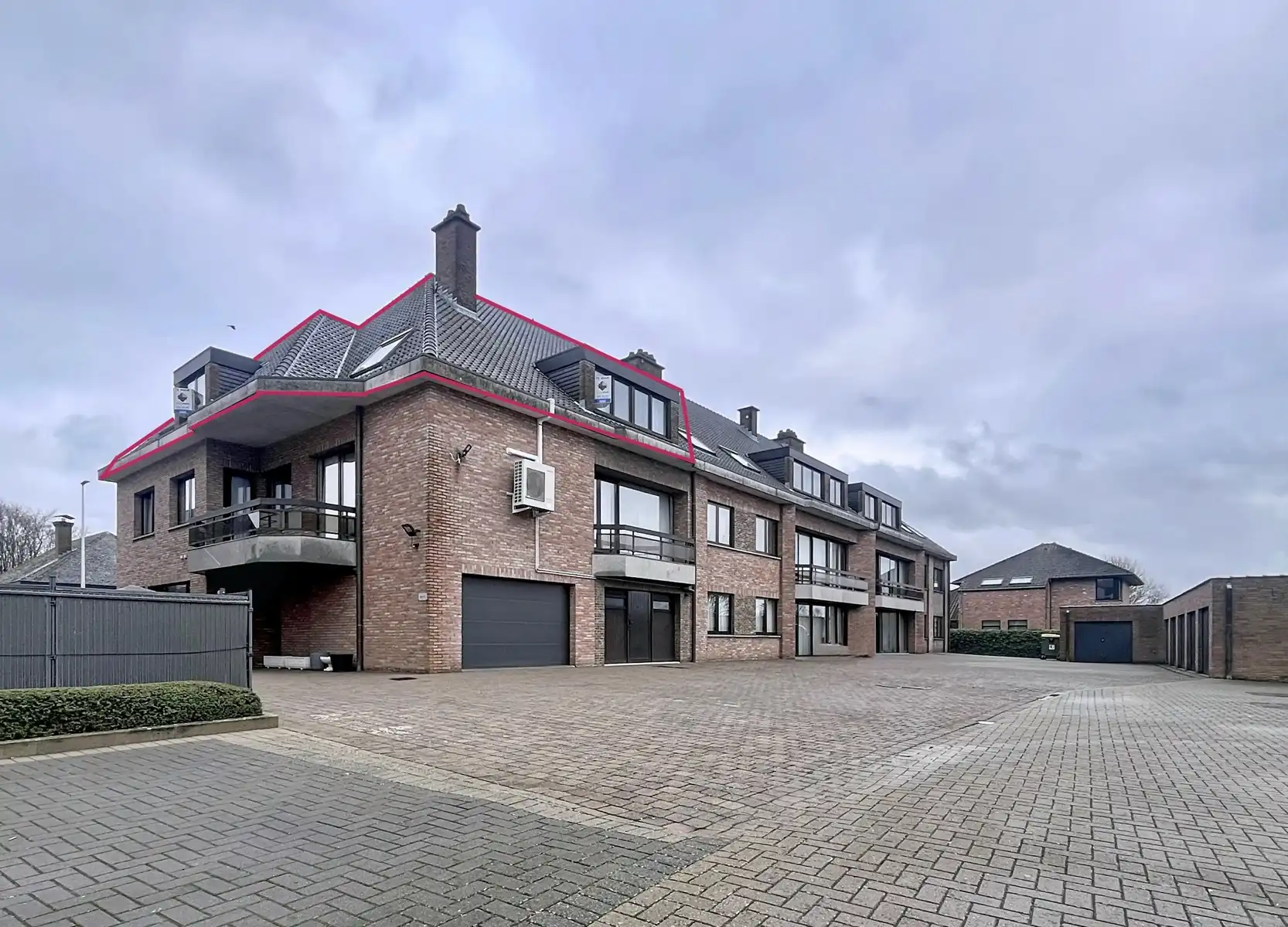 Centraal gelegen én Ruim dakappartement met 2 SLPK! foto 15