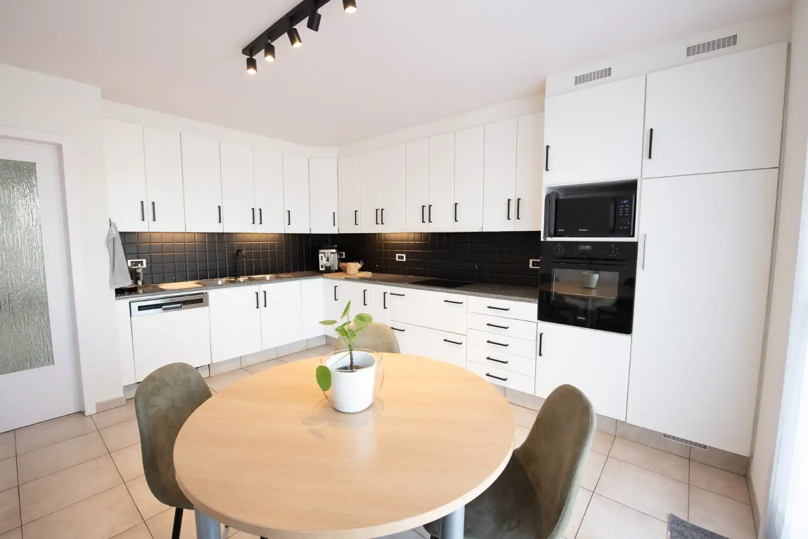 Ruim en verzorgd appartement in het centrum van Zulte! foto 6