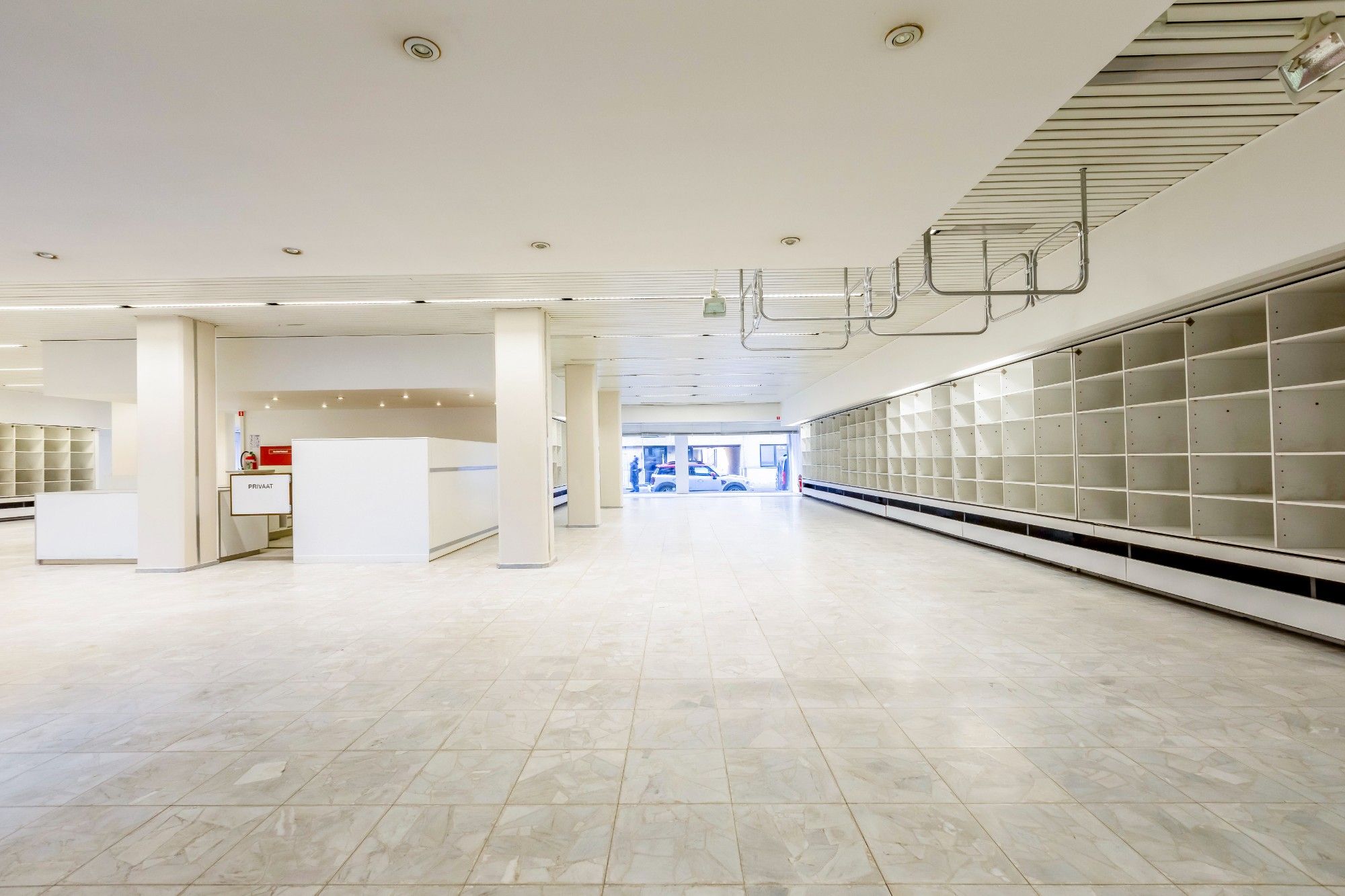 Commercieel handelsgelijkvloers met interessante straatbreedte foto 7