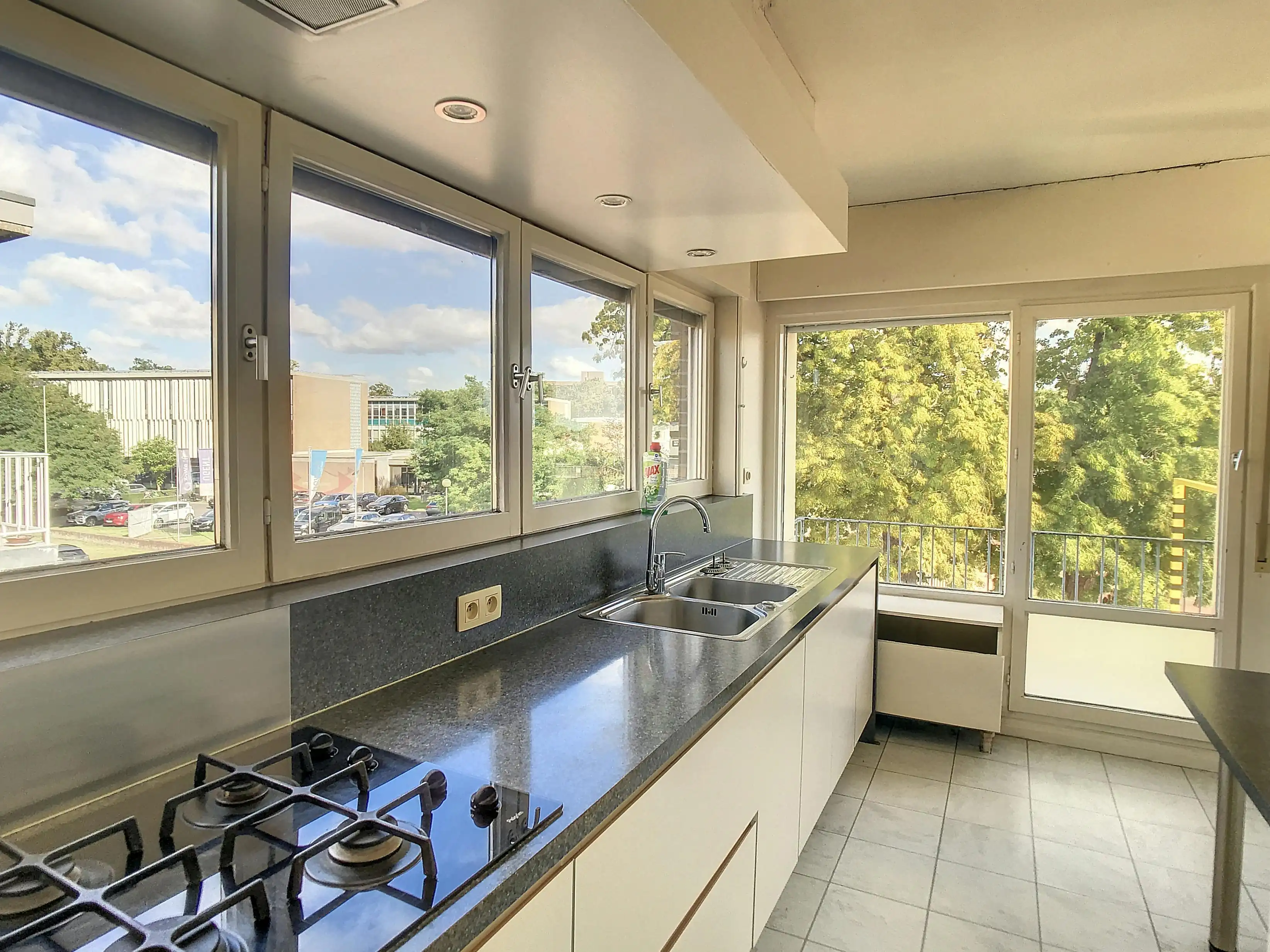 Lichtrijk appartement te koop met 2 slaapkamers en garagebox te Sint-Michiels foto 2