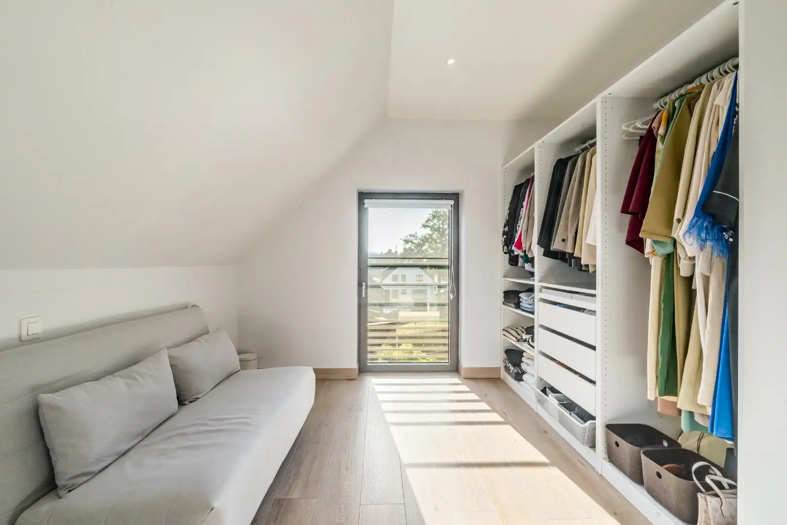 Instapklaar en lichtrijk appartement met terras en carport foto 10