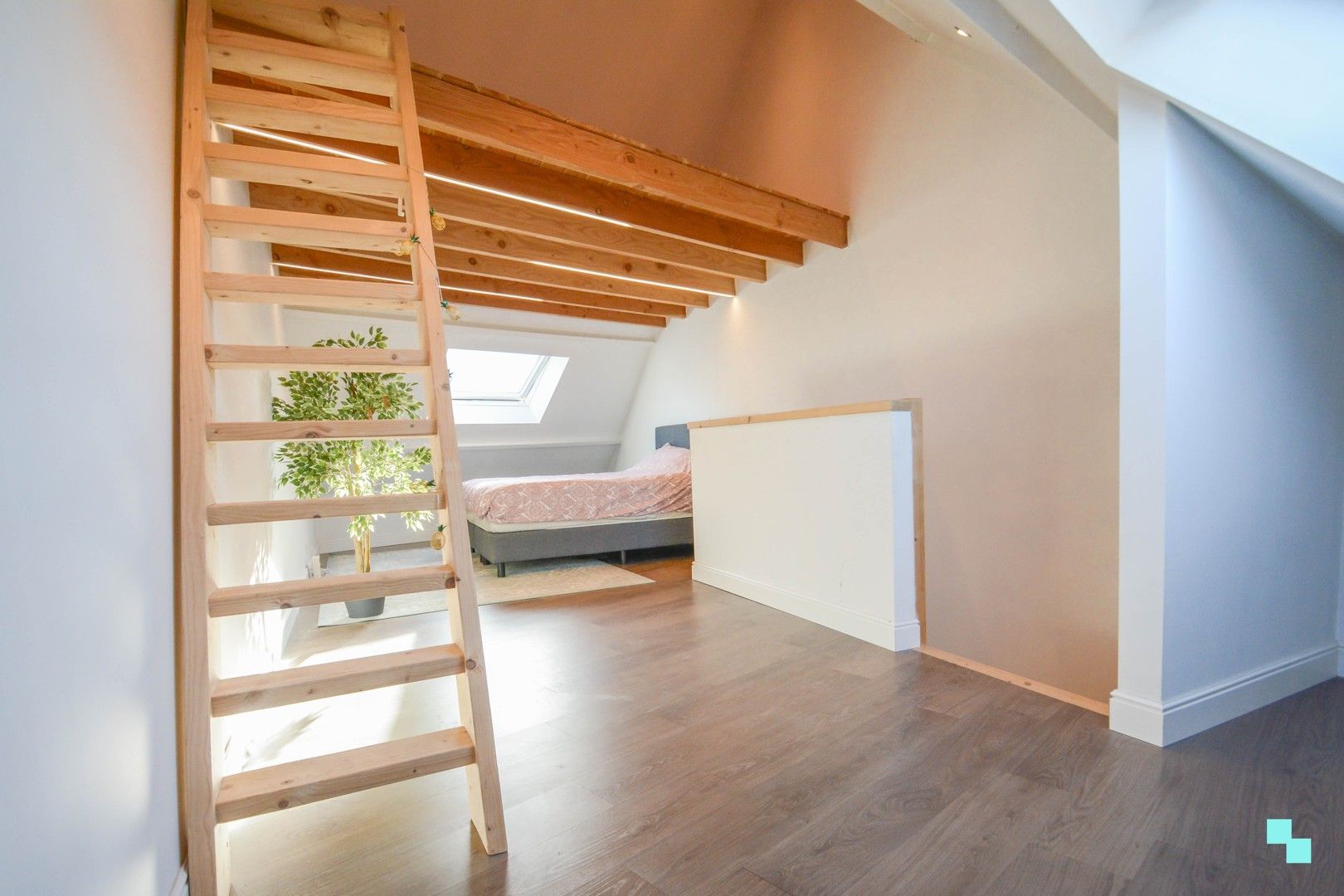 Gesloten bebouwing in hartje Izegem foto 24