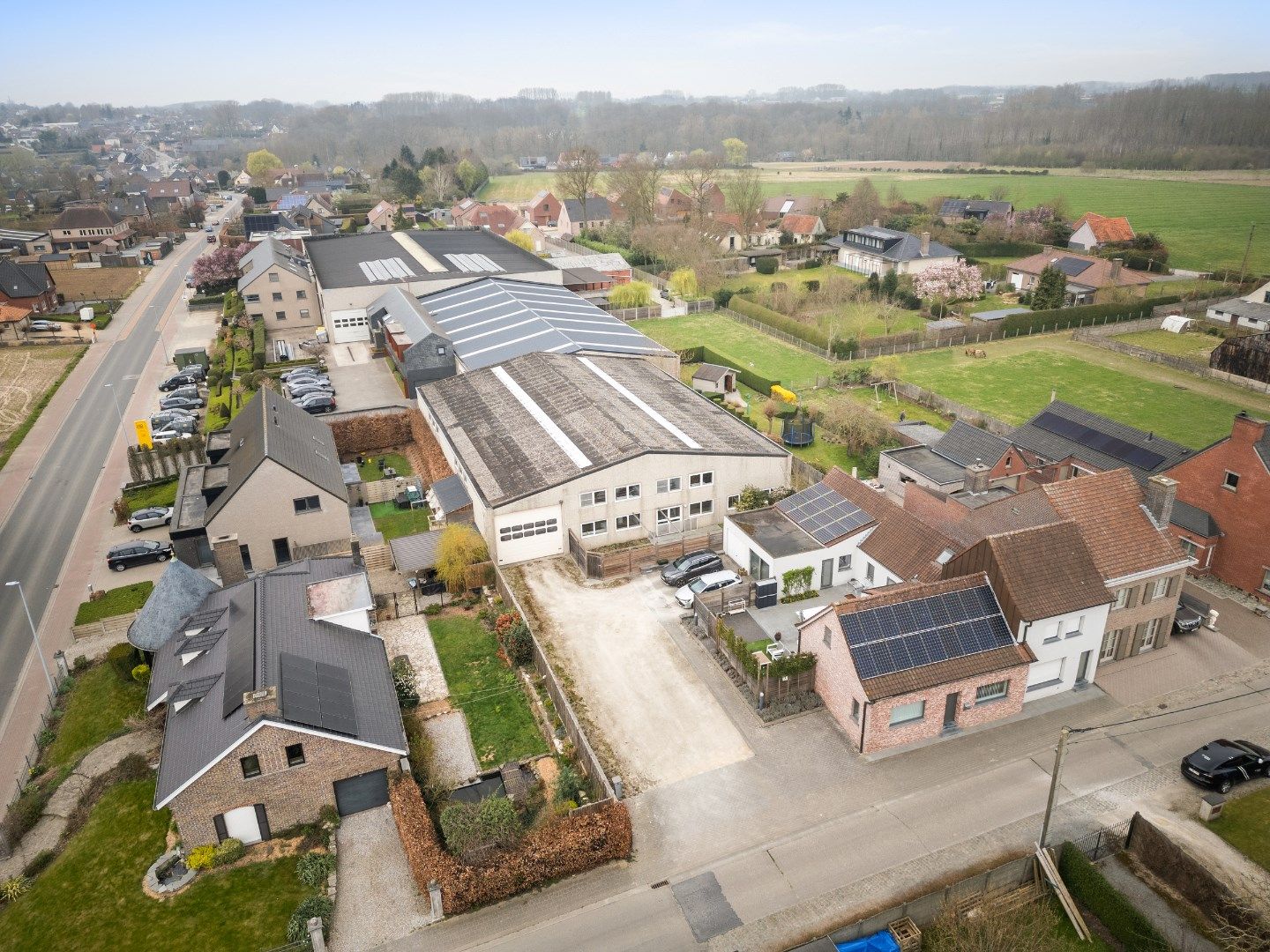 Magazijn met kantoren en conciërgewoning foto {{pictureIndex}}