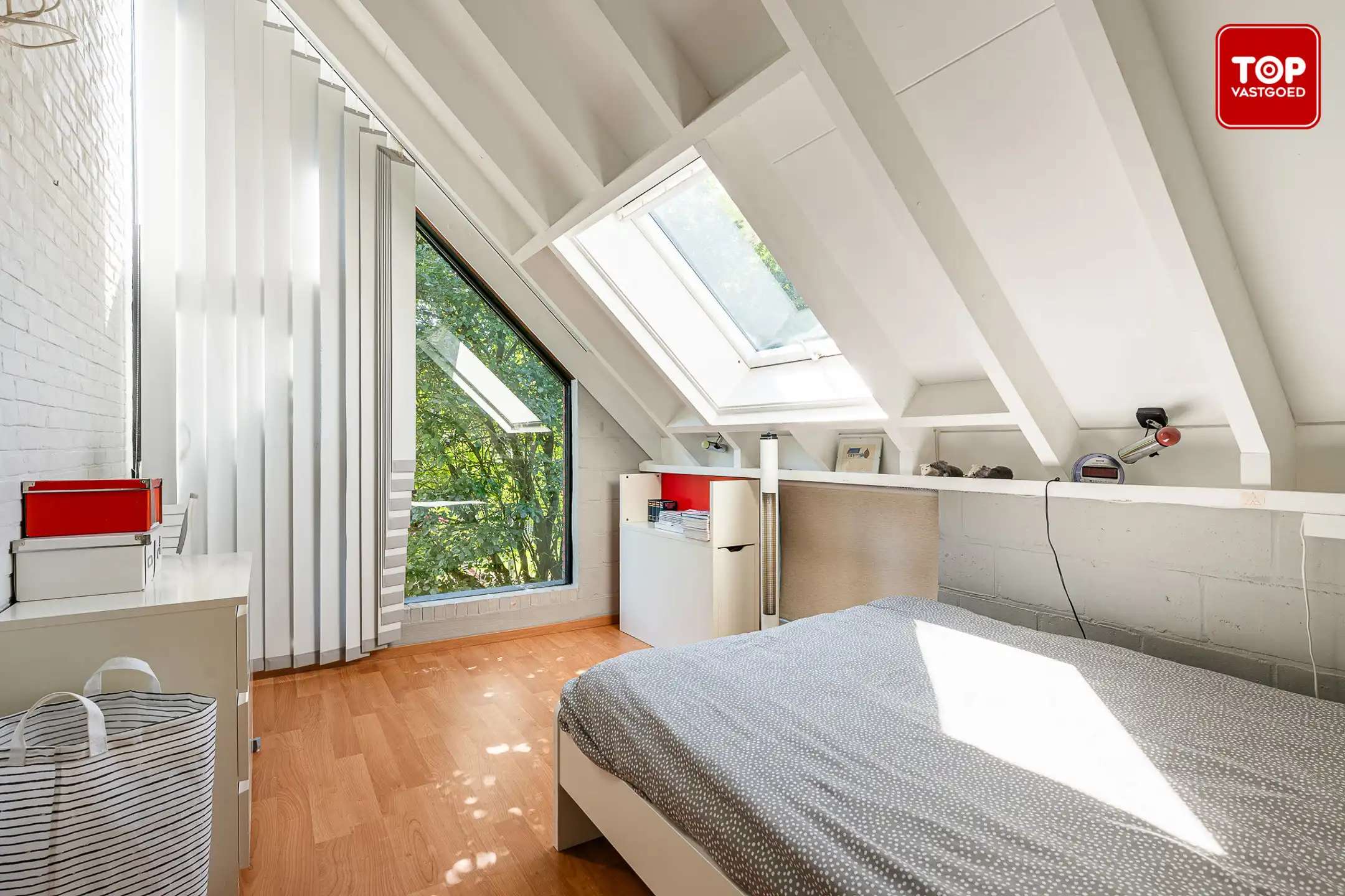 Architecturale woning met unieke split-level indeling met naastgelegen stuk grond. (totaal 997m²) foto 18