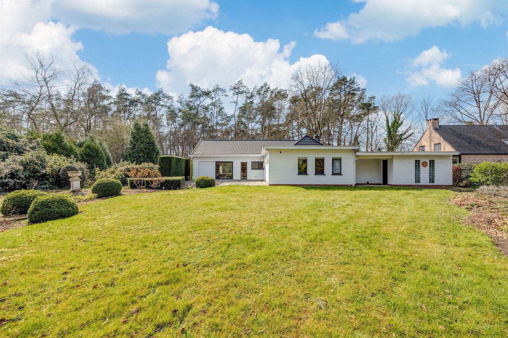 Te renoveren laagbouwvilla met Engelse tuin foto 26