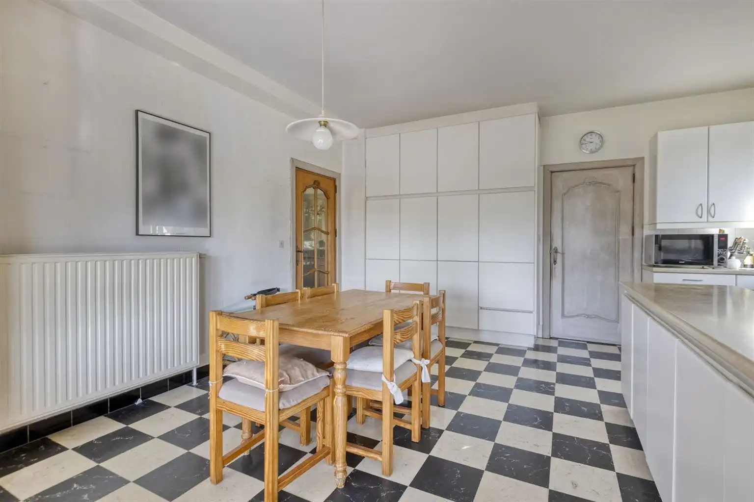 Karaktervolle, vrijstaande woning met 4 slaapkamers, veranda, dubbele garage, volledig onderkelderd op een perceel van 17a48ca, centraal gelegen bij het centrum. foto 15