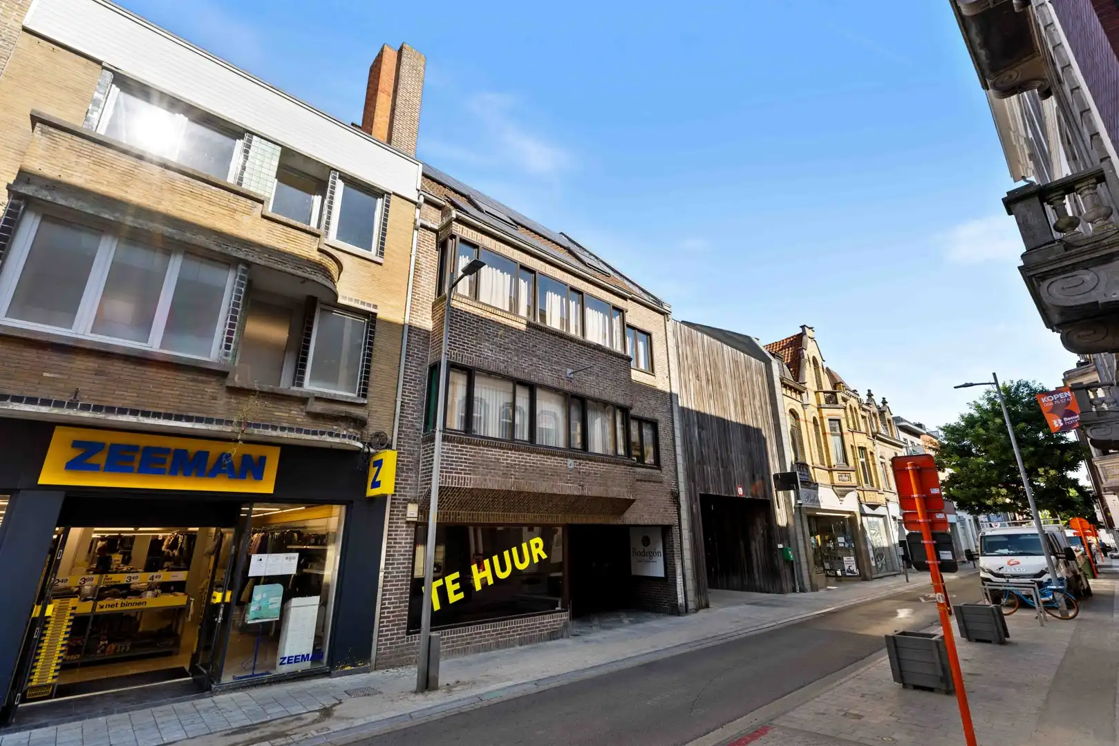 Hoofdfoto van de publicatie: Ruim en lichtrijk appartement met 3 slaapkamers, terras en garage in centrum Izegem