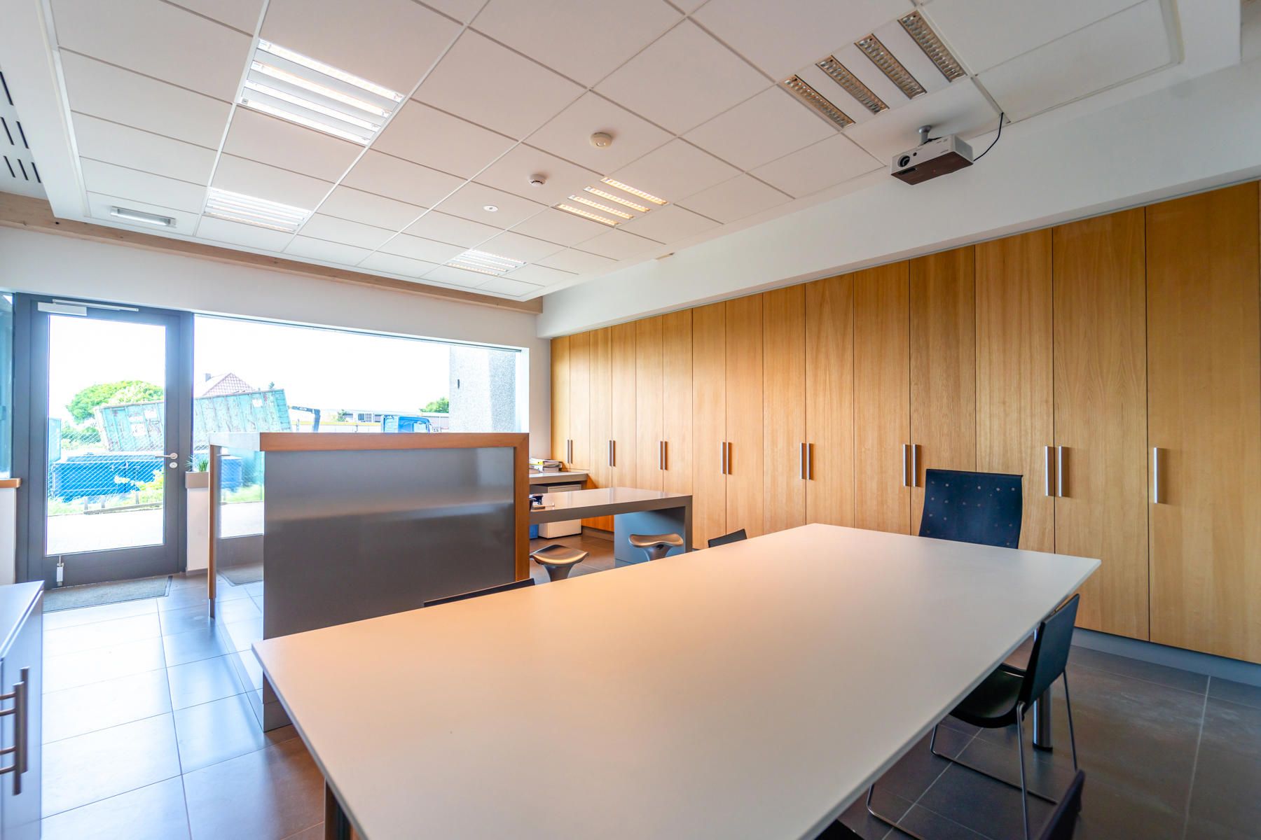 Multifunctioneel gebouw - hoge afwerkingsgraad - goede verbinding E313/E314. foto 30