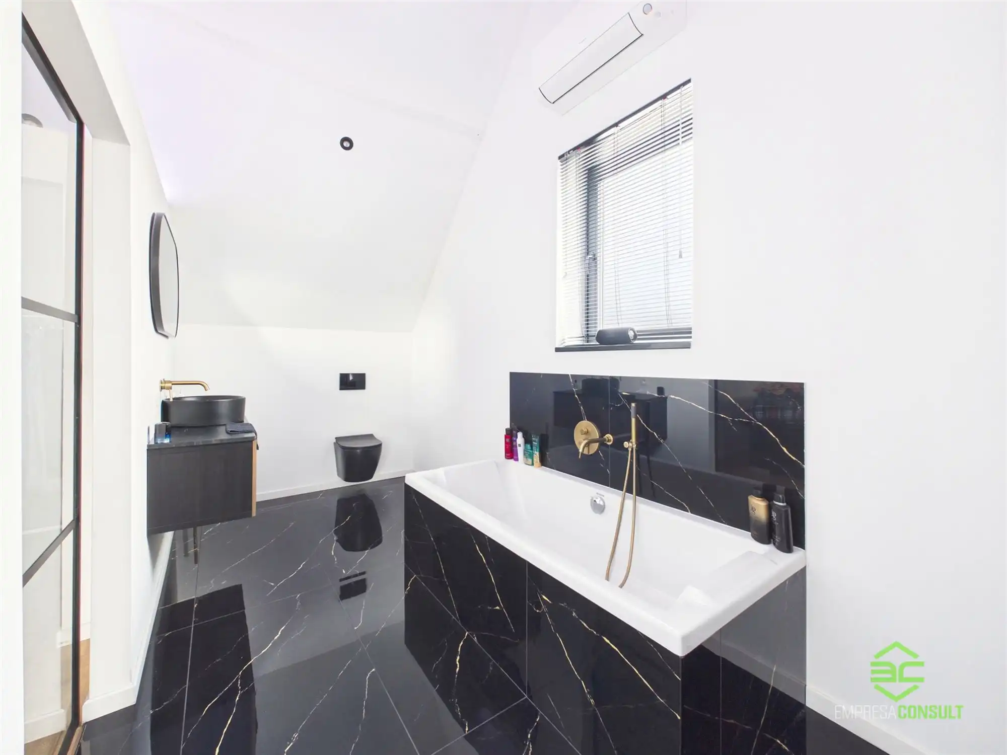 Instapklare gerenoveerde woning met zwembad op 22a 82ca! foto 24