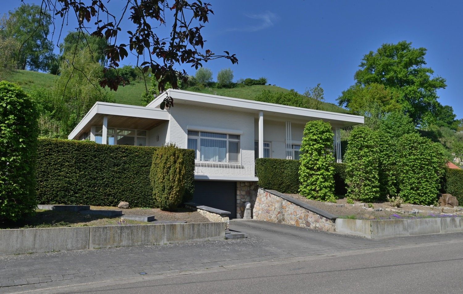 Charmante, instapklare bungalow met 3 slaapkamers en inpandige garage, schitterend gelegen tegen de bergrug van Kanne foto {{pictureIndex}}