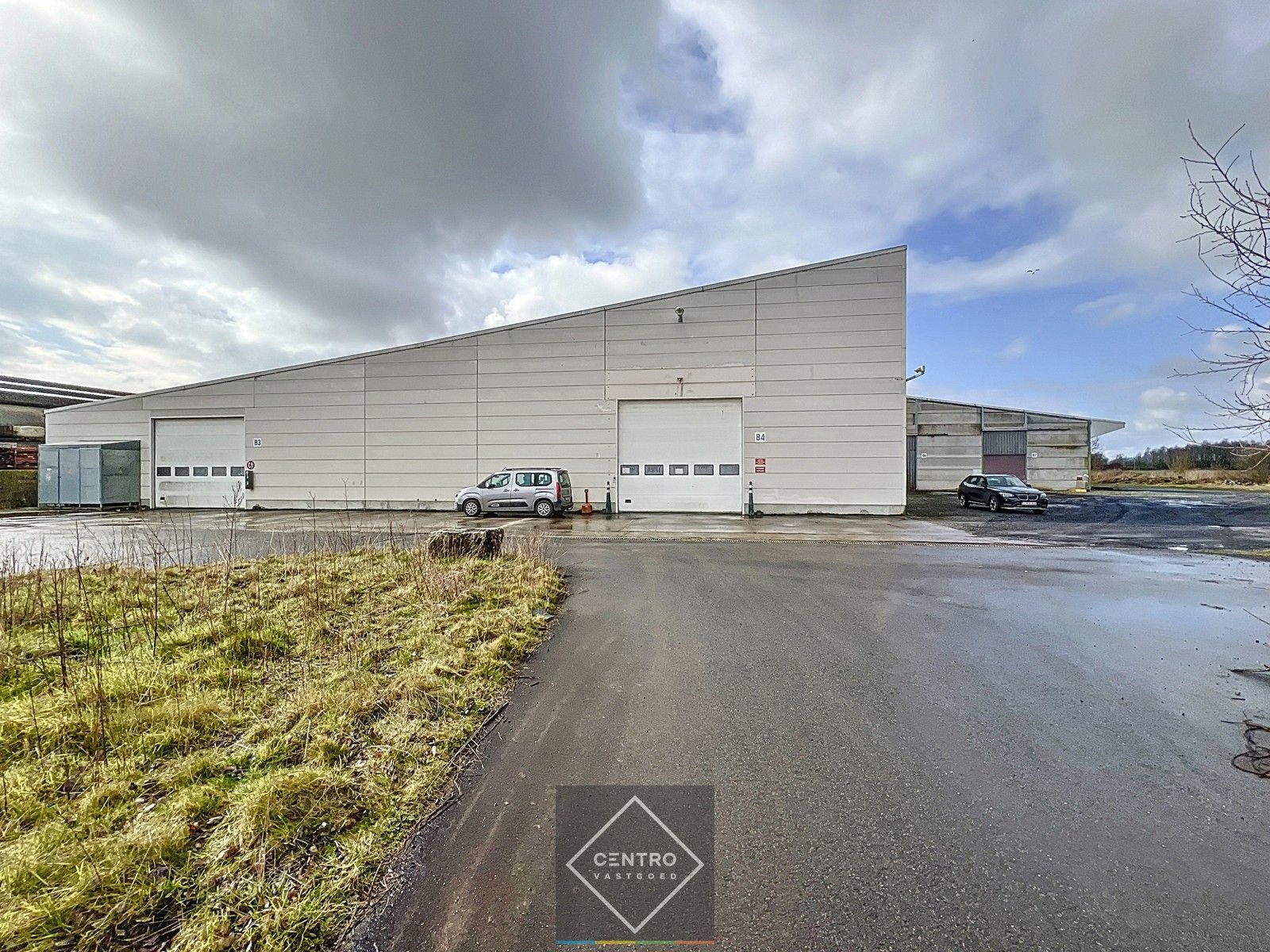 Instapklaar BEDRIJFSGEBOUW bestaande uit een geïsoleerd MAGAZIJN (± 2.935m²) met KANTOORGEBOUW (± 305m²). Ruim verhard buitenterrein én 2 rolbruggen. Op industriezone te Houthulst. foto {{pictureIndex}}