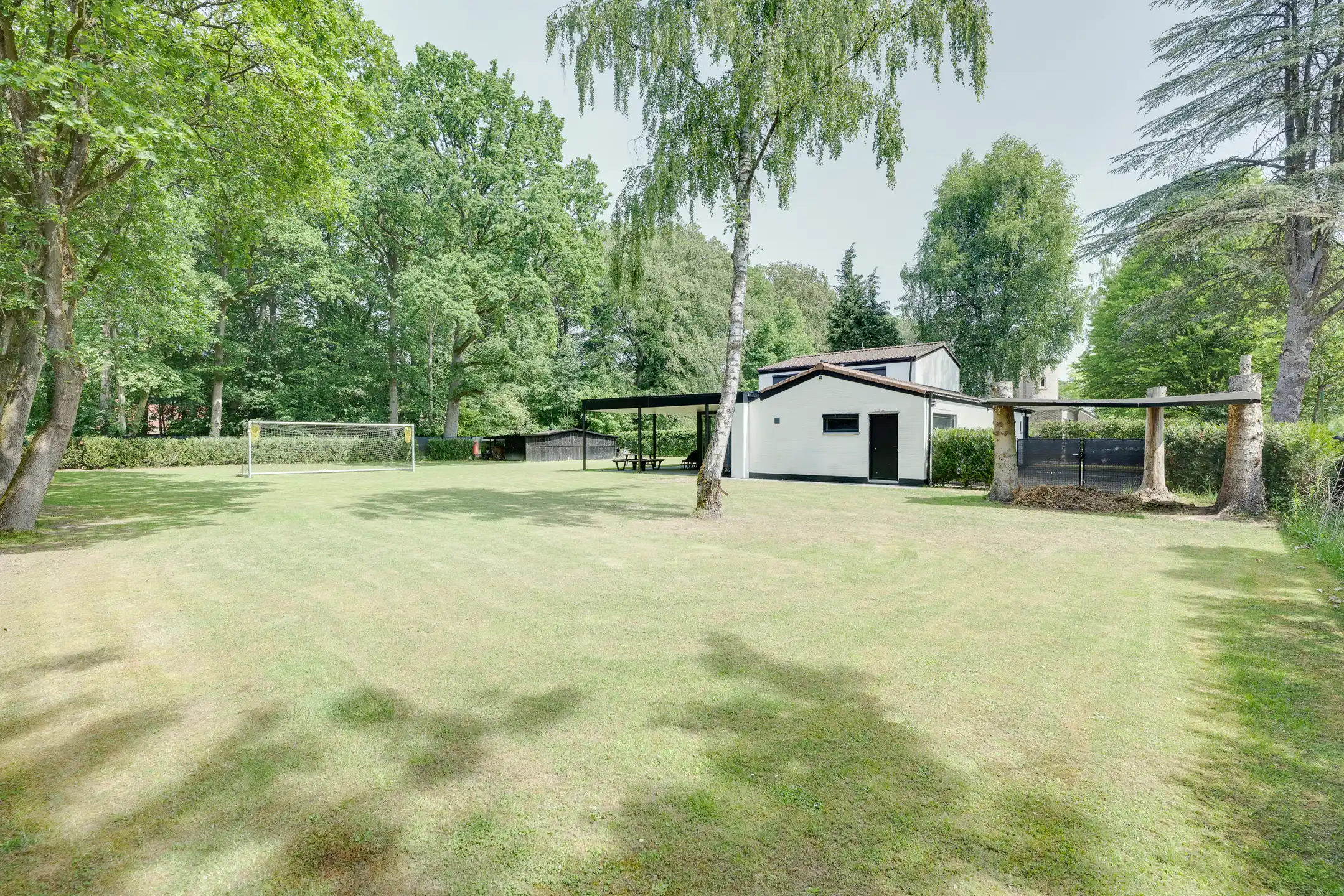 Gerenoveerde woning op een mooi perceel van ca 2.000 m² foto 2