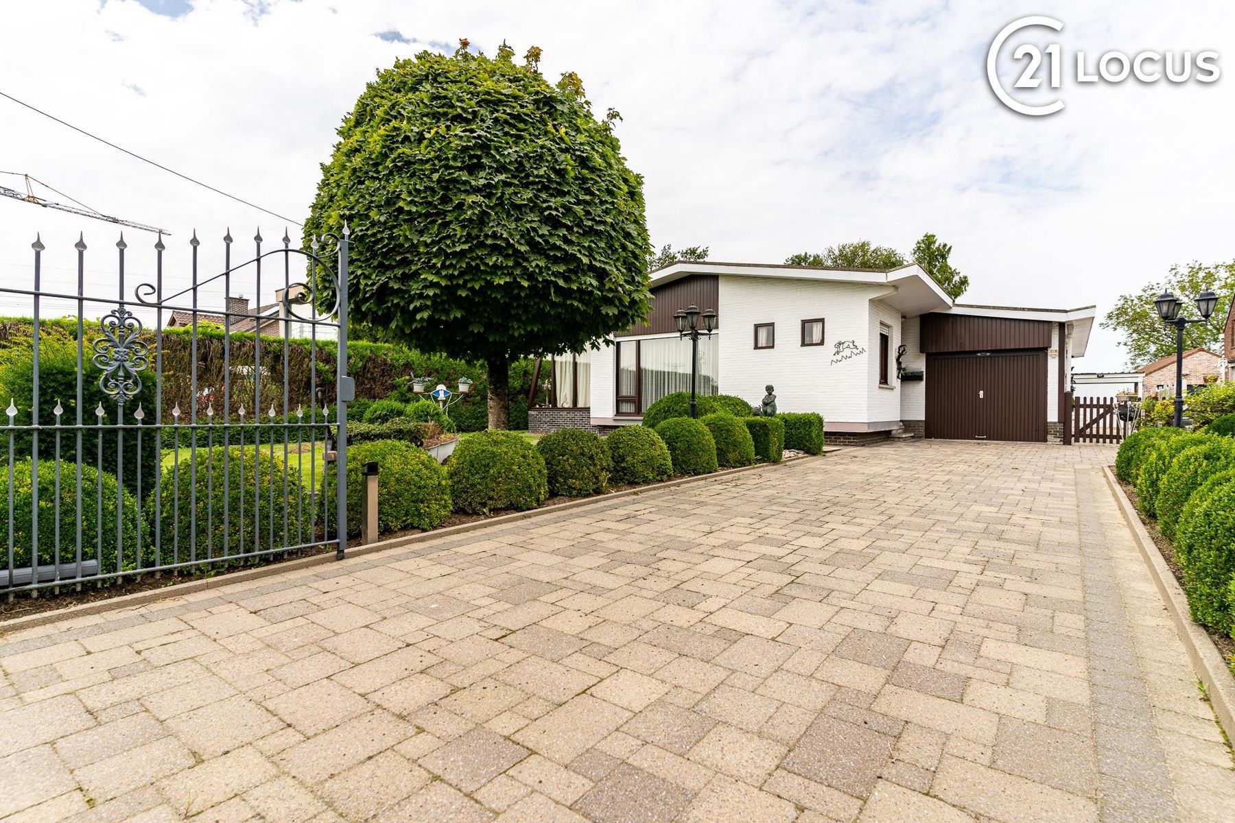 Ruime woning op 1.195 m² grond met tuin, veranda en garages foto 1