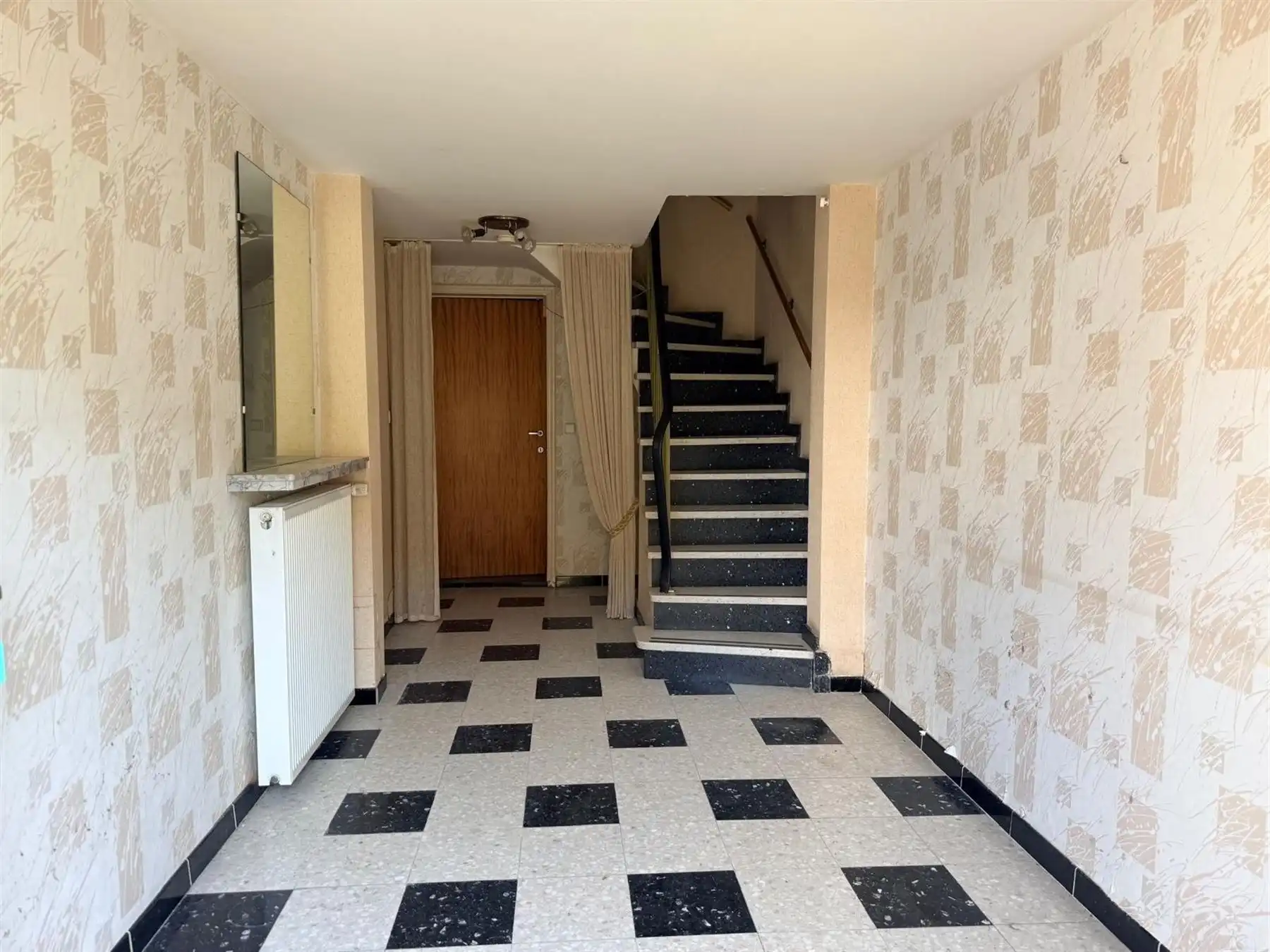 RESIDENTIEEL 3-GEVEL WONING MET MOOIE TUIN foto 2