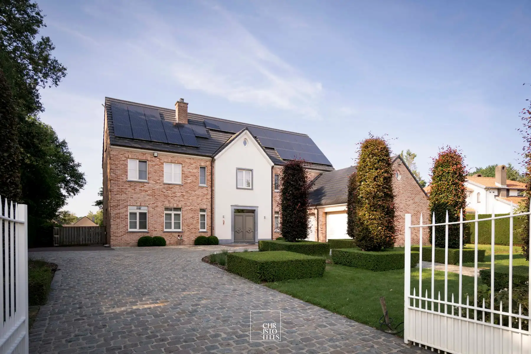 Exclusieve villa van 458m² met buitenzwembad op een perceel van 2.231m² foto 2