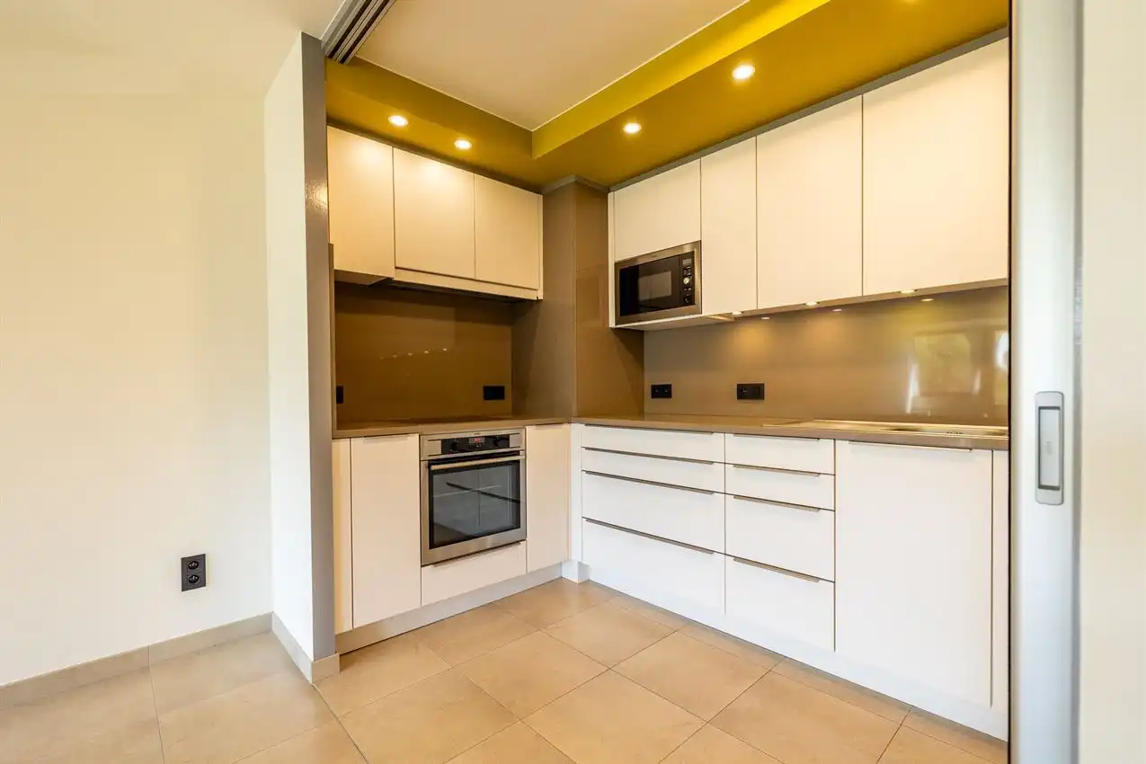 Vernieuwd app, twee slaapkamers, terras en garage foto 5
