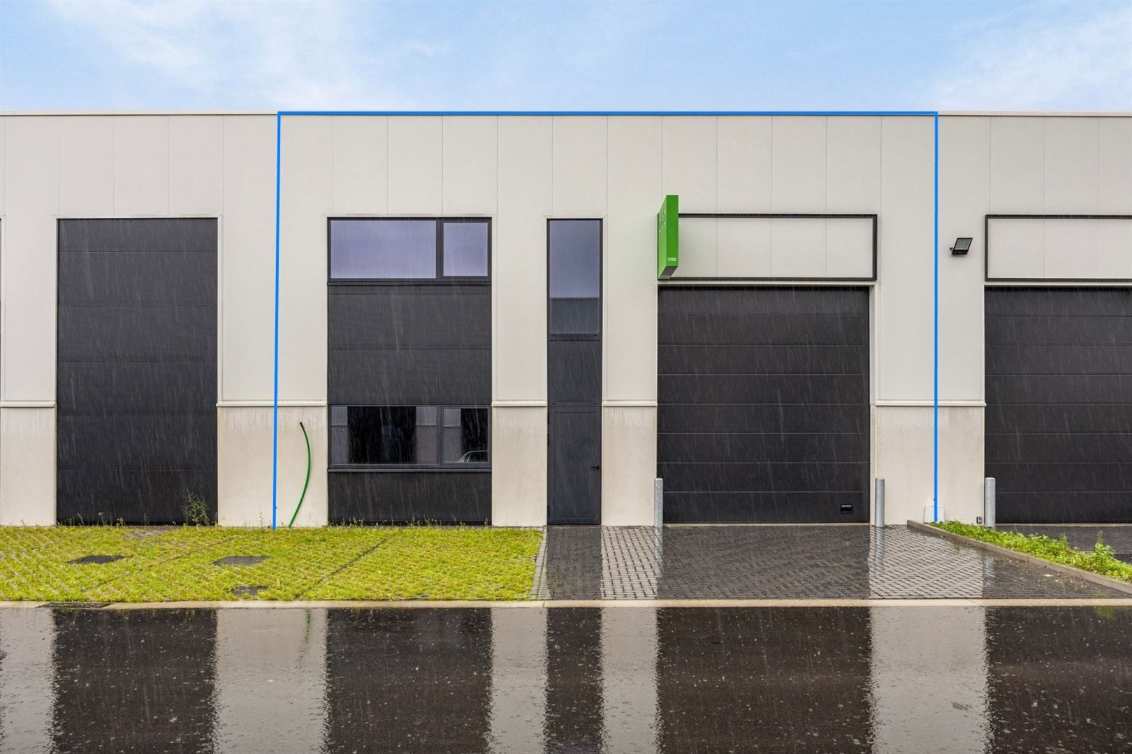 TE KOOP: nieuwbouw KMO-unit (204m²) op de industriezone Genk-Noord! foto {{pictureIndex}}