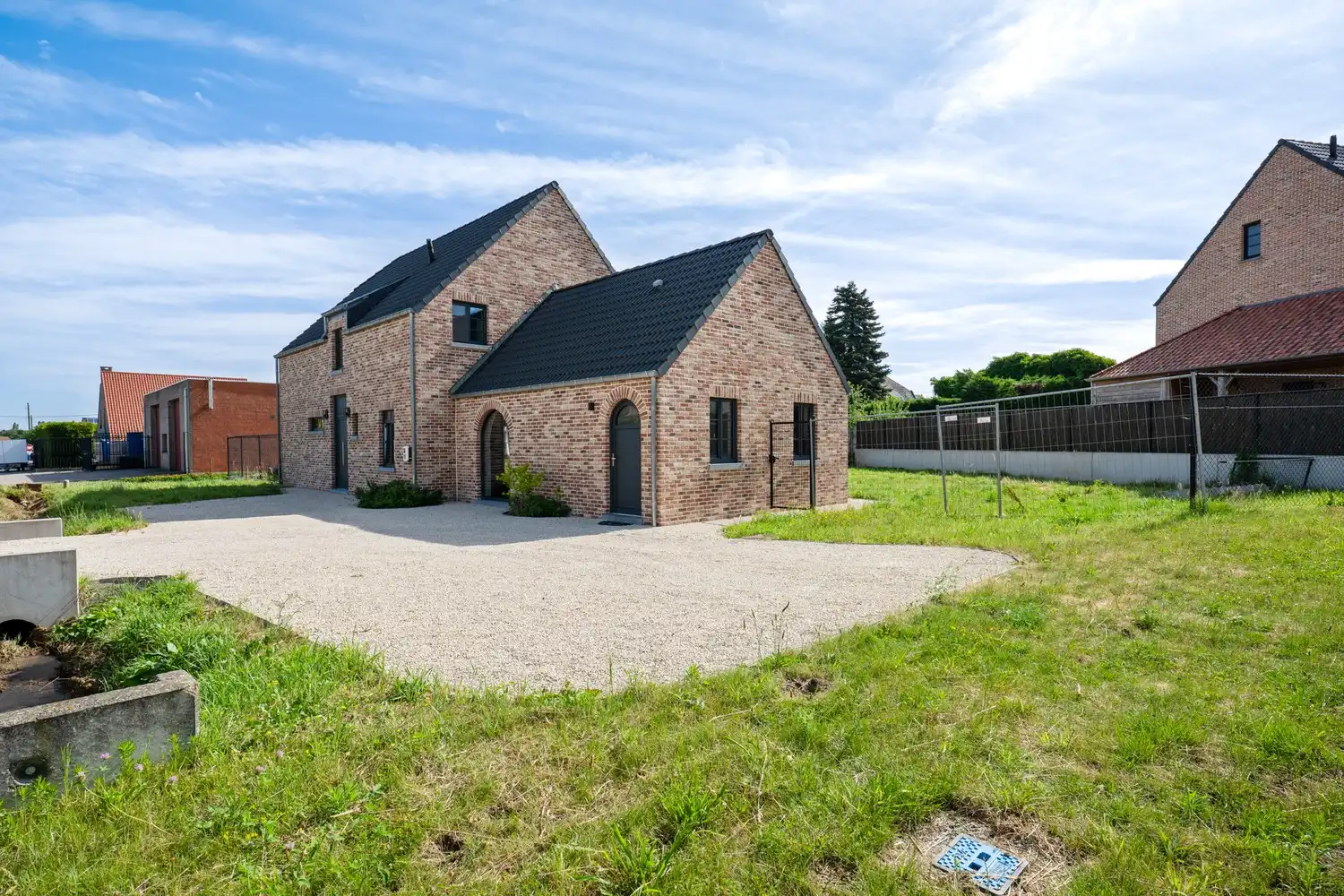 Energiezuinige villa met praktijkruimte en 4 slpkrs foto {{pictureIndex}}