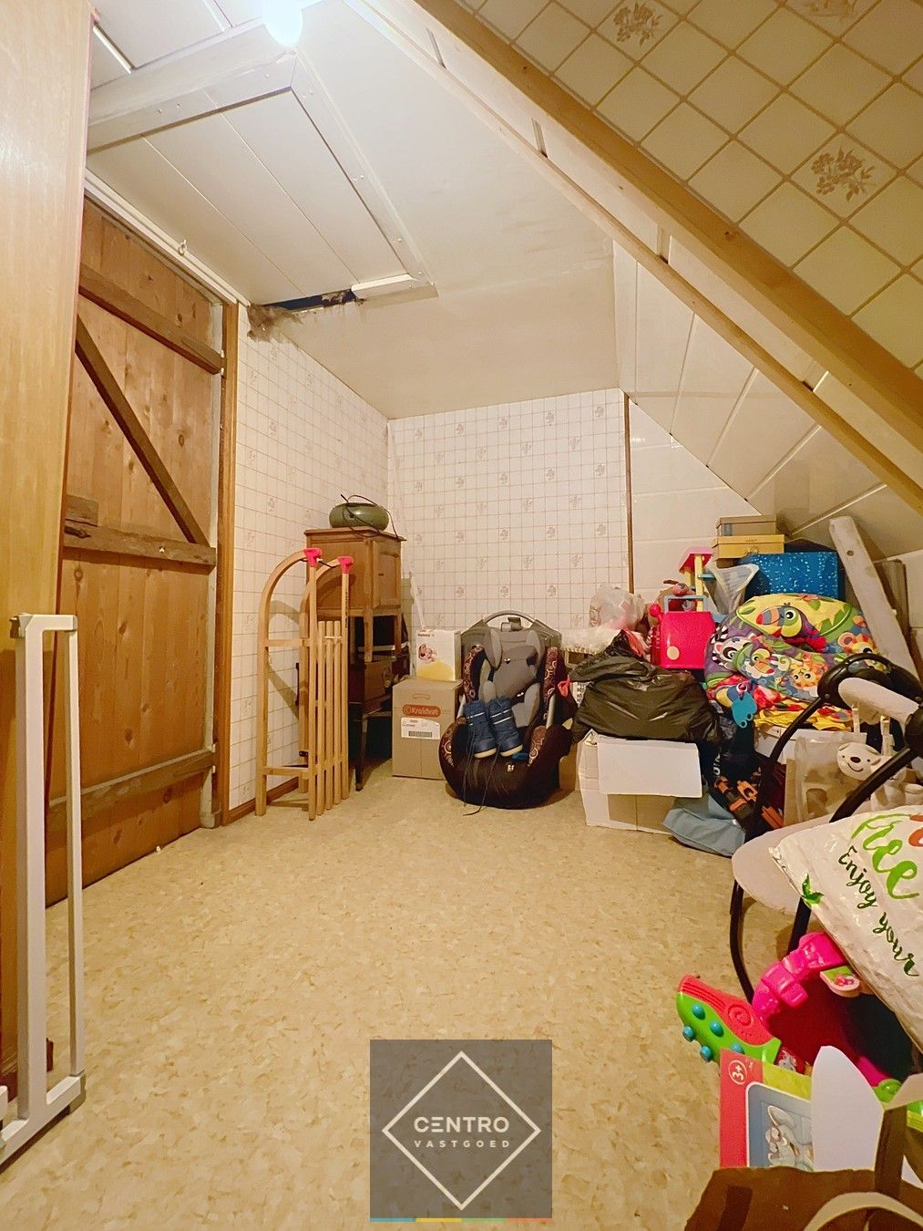 Voor de snelle beslisser! Leuke, BETAALBARE,  verder af te werken STARTERS-woning in het centrum van HEULE. foto 21