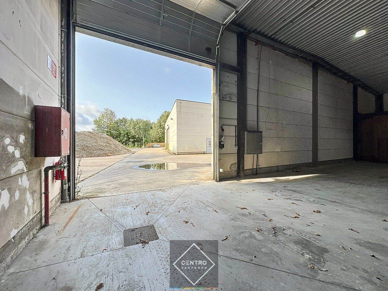 Instapklaar magazijn (600 m2) met mezzanine en geïntegreerd kantoor langs de N8 te Elverdinge (Ieper). Ambachten toegestaan ! foto {{pictureIndex}}