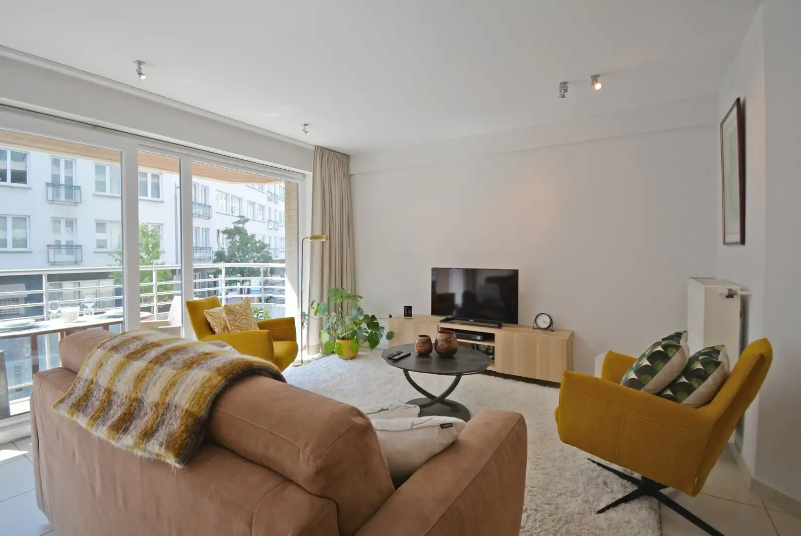 Ruim en lichtrijk appartement met 2 slaapkamers vlakbij het Rubensplein. foto 2