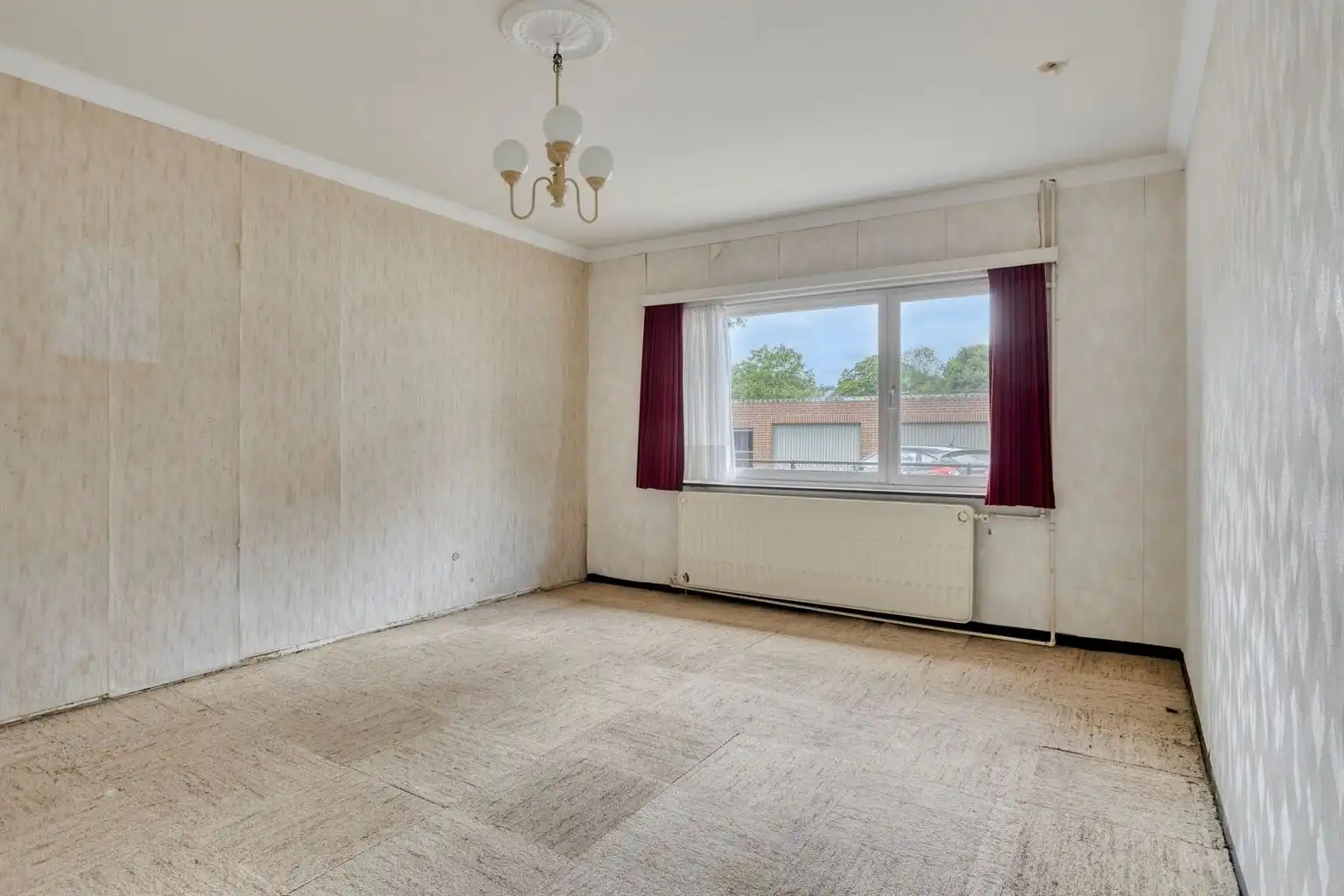 Charmante, gelijkvloerse woning met 3 slaapkamers, vrijstaande garage en uitzonderlijk ruime, zuidgerichte tuin op een prachtig perceel van 21a38ca in Oudsbergen. foto 13