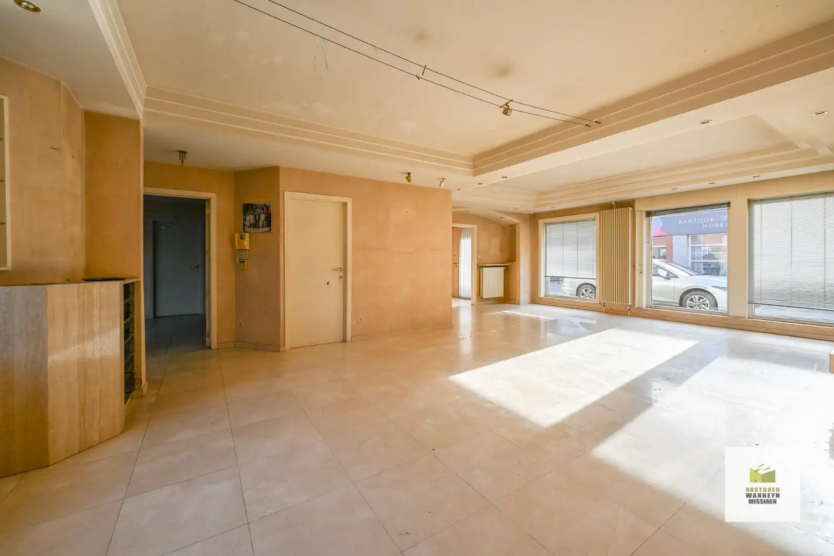 Ruime te renoveren gezinswoning met grote garage en 4 slaapkamers op 349m2 foto 8