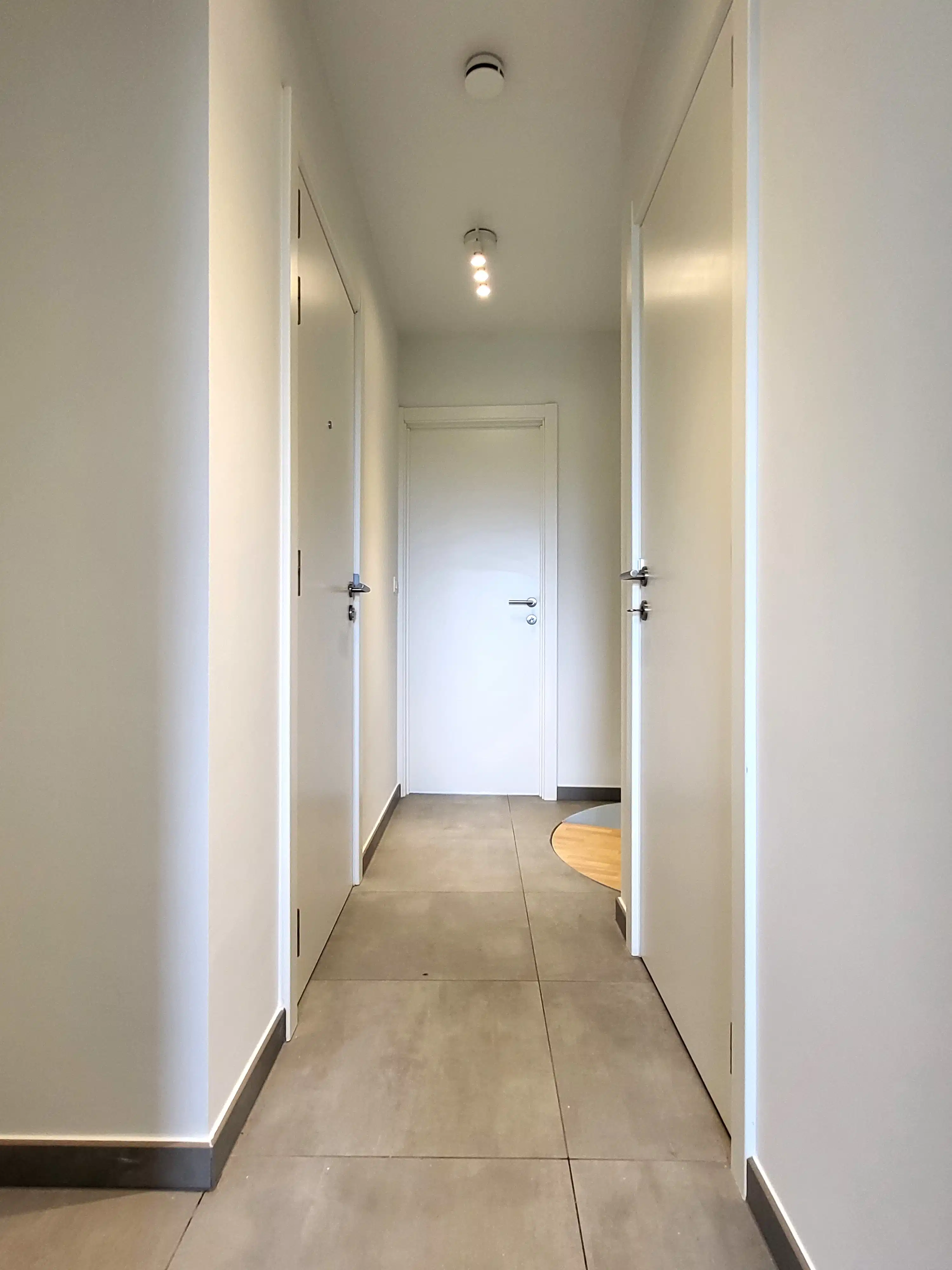 Ruim duplexappartement met 2 slaapkamers, terras en garage gelegen in het centrum van Zottegem. foto 23