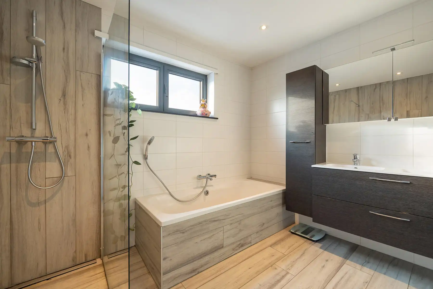 Veelzijdige handelszaak met woonst en topzichtbaarheid foto 30