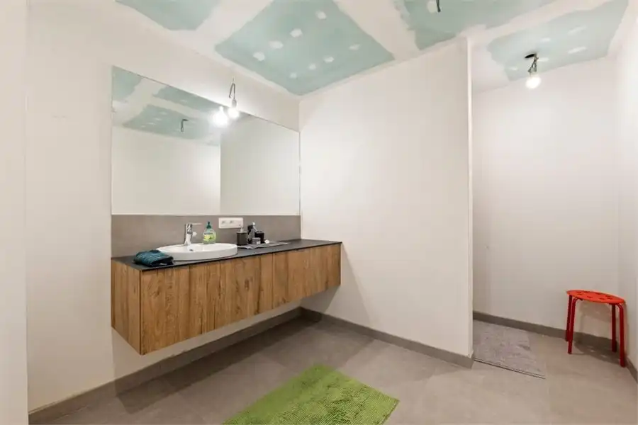 CENTRAAL GELEGEN APPARTEMENT MET RUIM TERRAS EN GARAGEBOX IN SINT-TRUIDEN foto 18