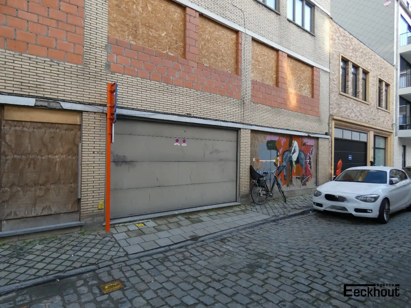 Ruime afgesloten parkeergarage foto 5