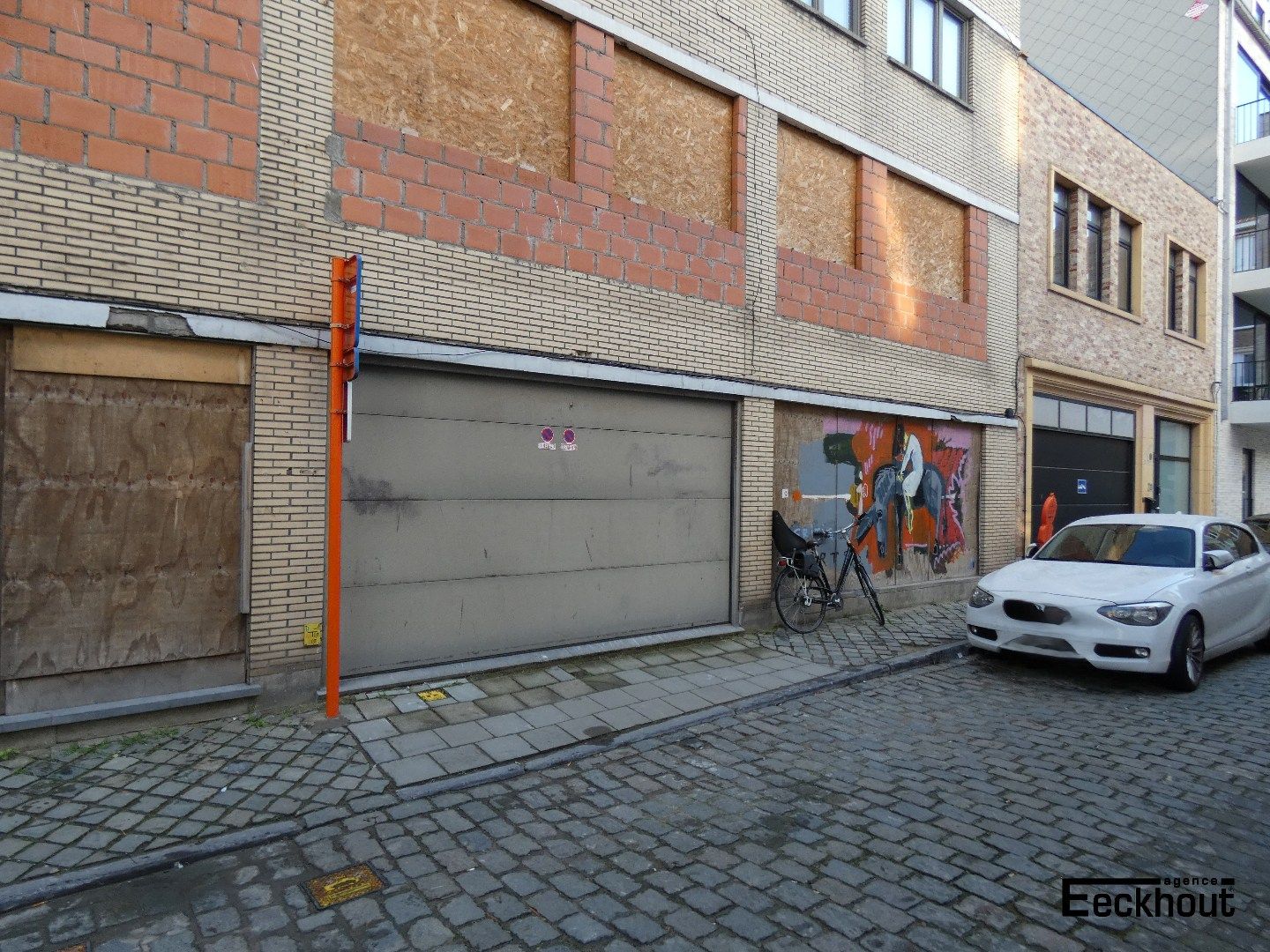 Ruime afgesloten parkeergarage foto 3