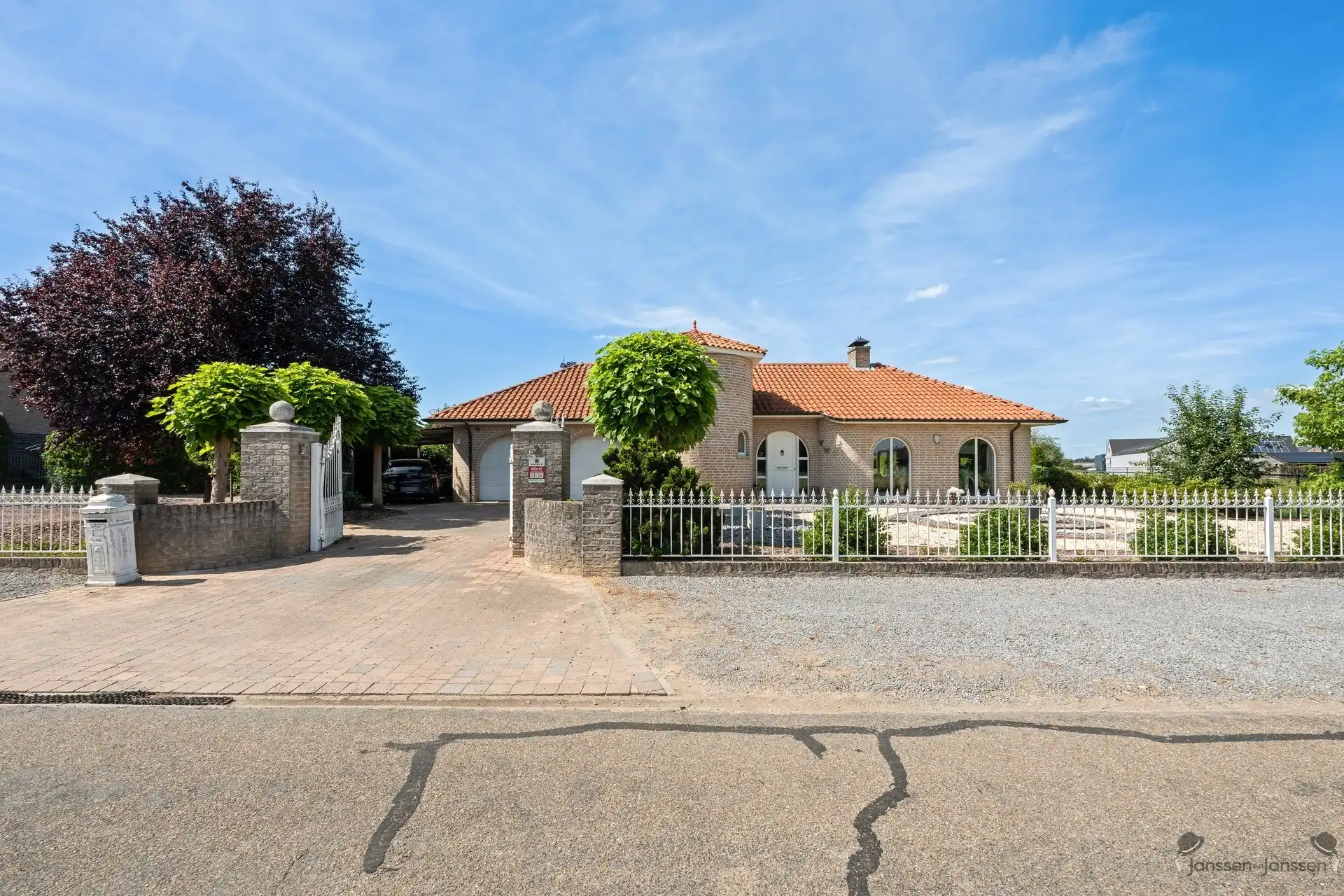 Instapklare gelijkvloerse Spaanse villa op een uitzonderlijk rustige locatie foto {{pictureIndex}}