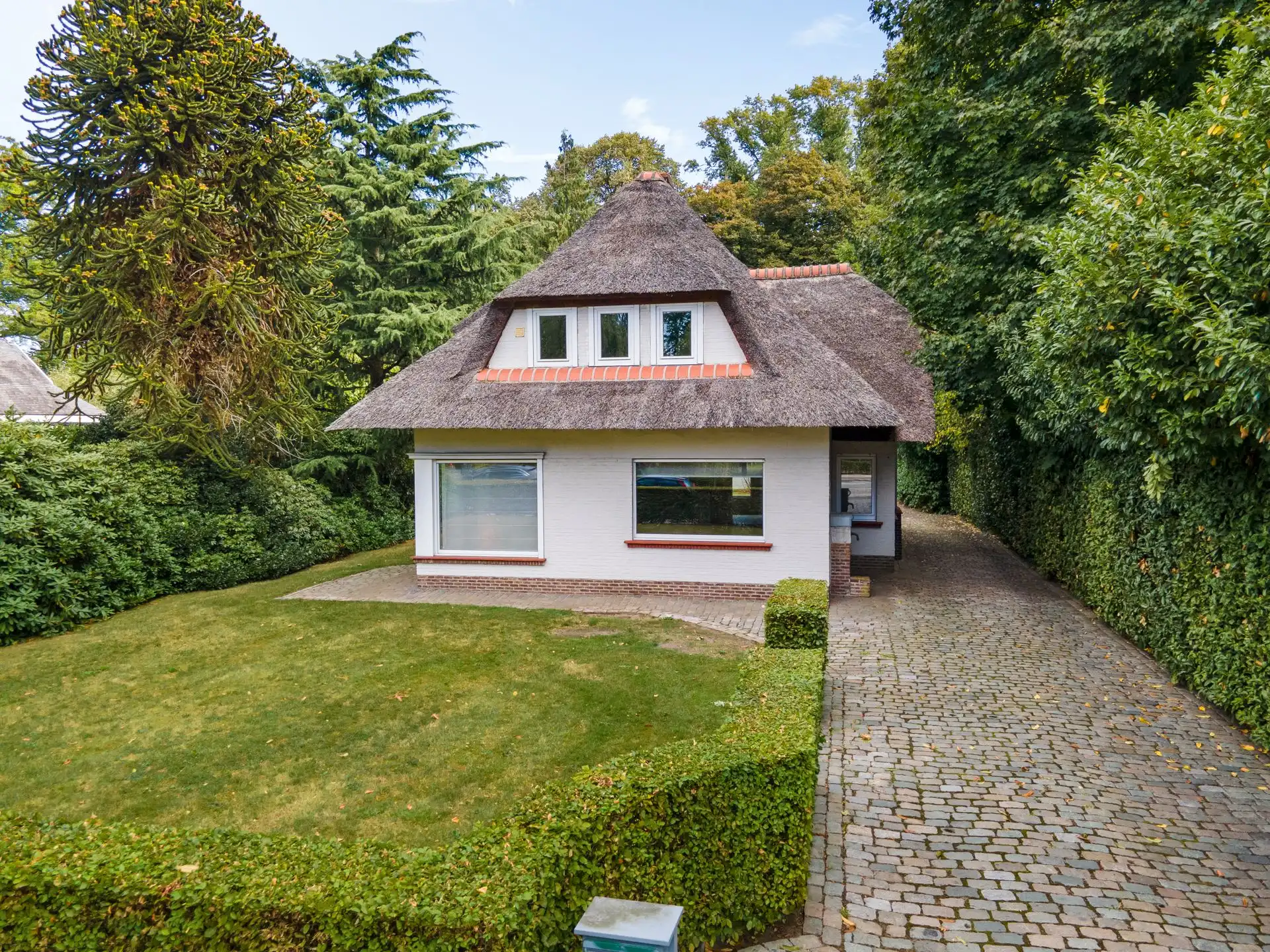 Vrijstaande  charmante villa onder rieten dak op toplocatie in Kapellen foto 2