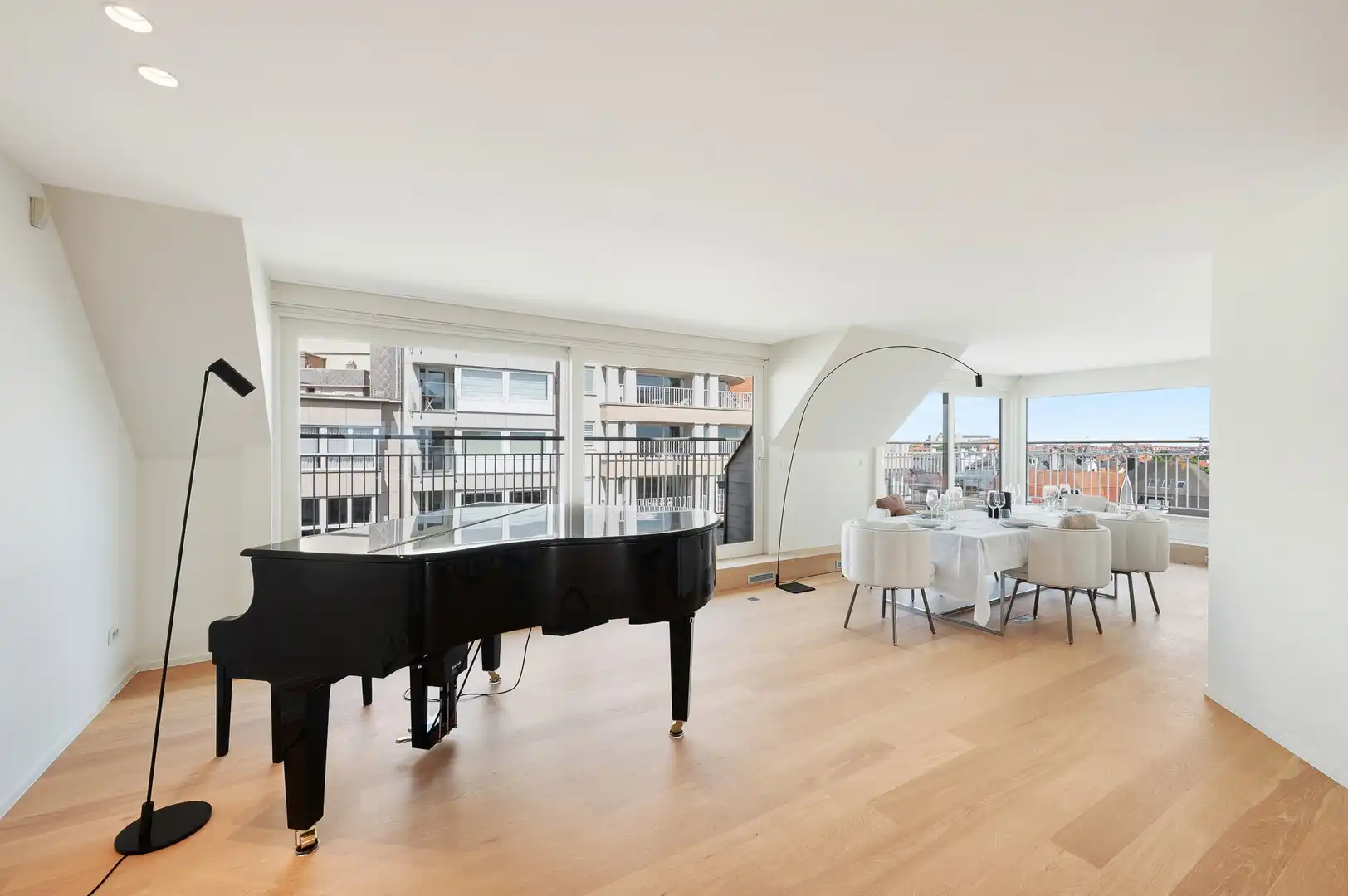 Sublieme zonnige penthouse met ruime terrassen en zijdelings zeezicht. foto 9