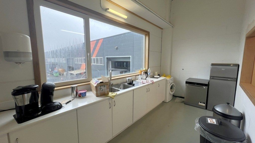 Magazijn met rolbrug en kantoren nabij N47 in Zele foto 8