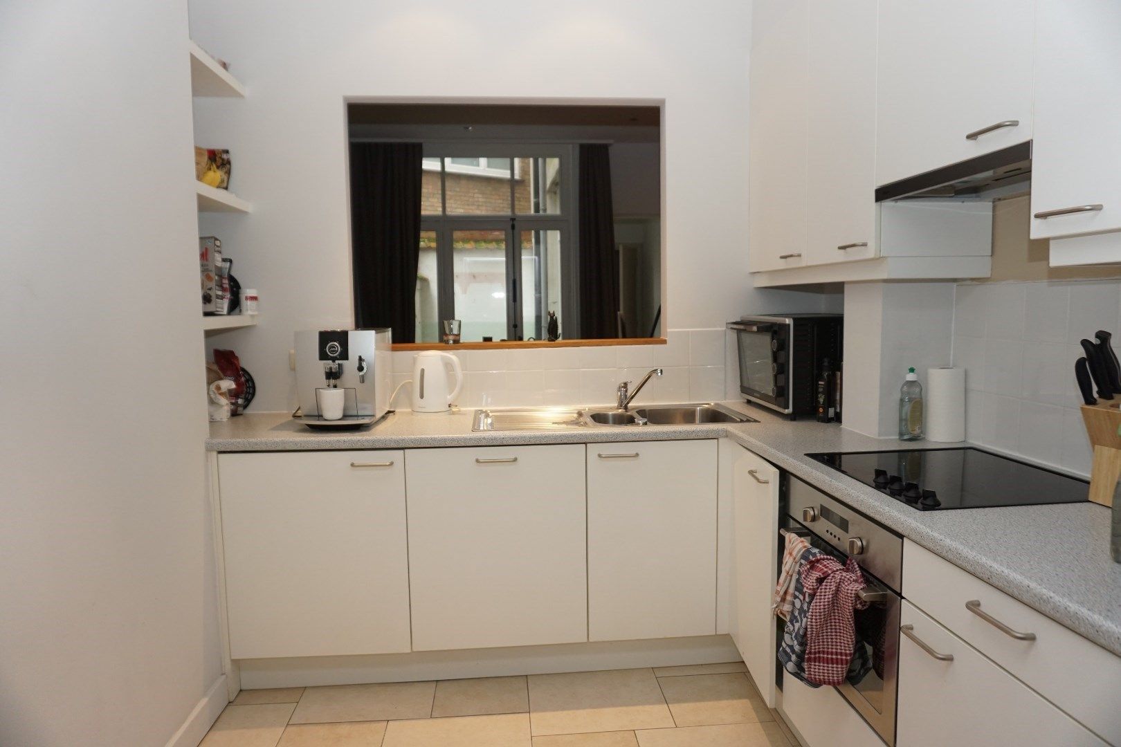 RUIM GEMEUBELD APPARTEMENT MET 1 SLAAPKAMER foto 3