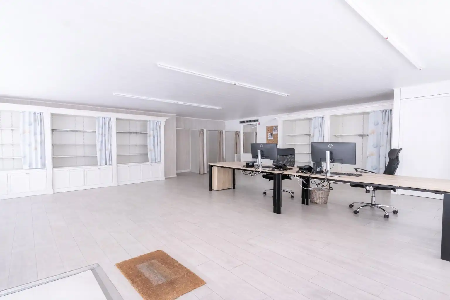 Ruime en instapklare kantoorruimte in centrum Houthulst - extra mogelijkheid tot aankoop bovenstaand appartement!  foto {{pictureIndex}}