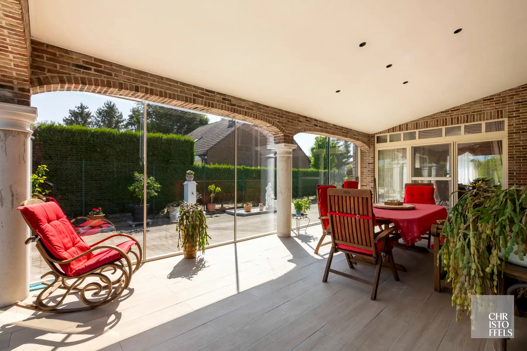 Zeer ruime woning met twee studio's op een perceel van 1950 m²! foto 7