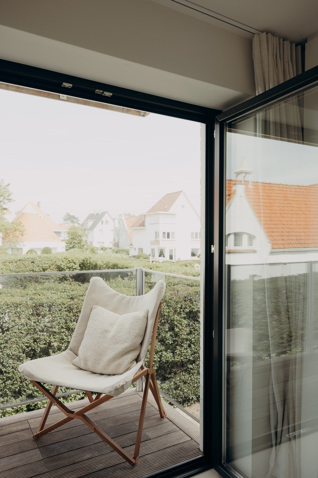 Prachtig vernieuwd appartement (130m²) met 3 volwaardige slaapkamers op 500meter van het strand te Duinbergen. Alle meubelen en kunstwerken zijn inbegrepen in d foto 19