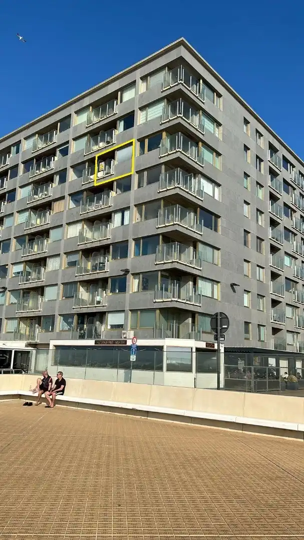 Ongemeubelde studio op zeedijk  met frontaal zeezicht foto {{pictureIndex}}