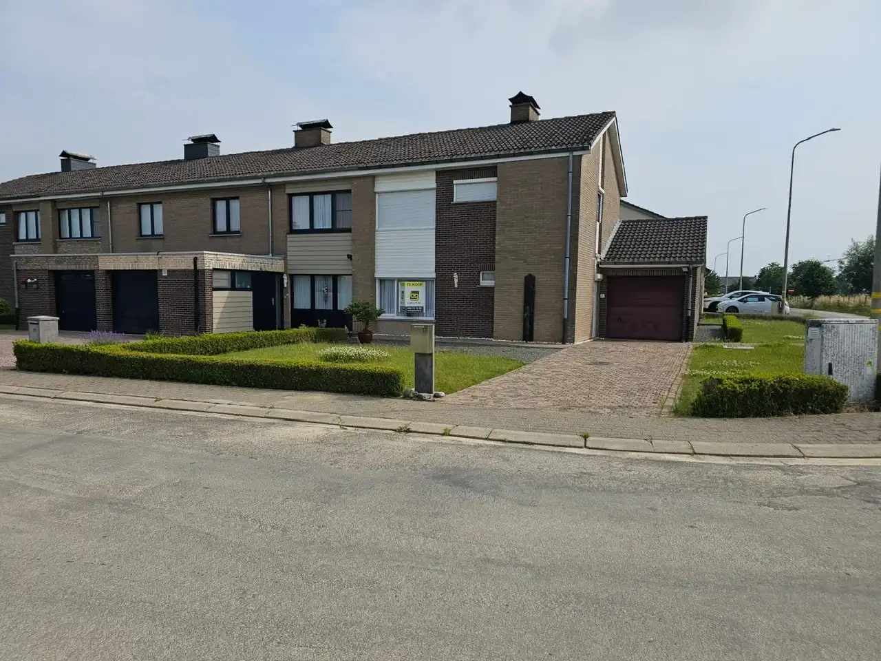 Halfopen bebouwing met garage in rustige omgeving foto 18